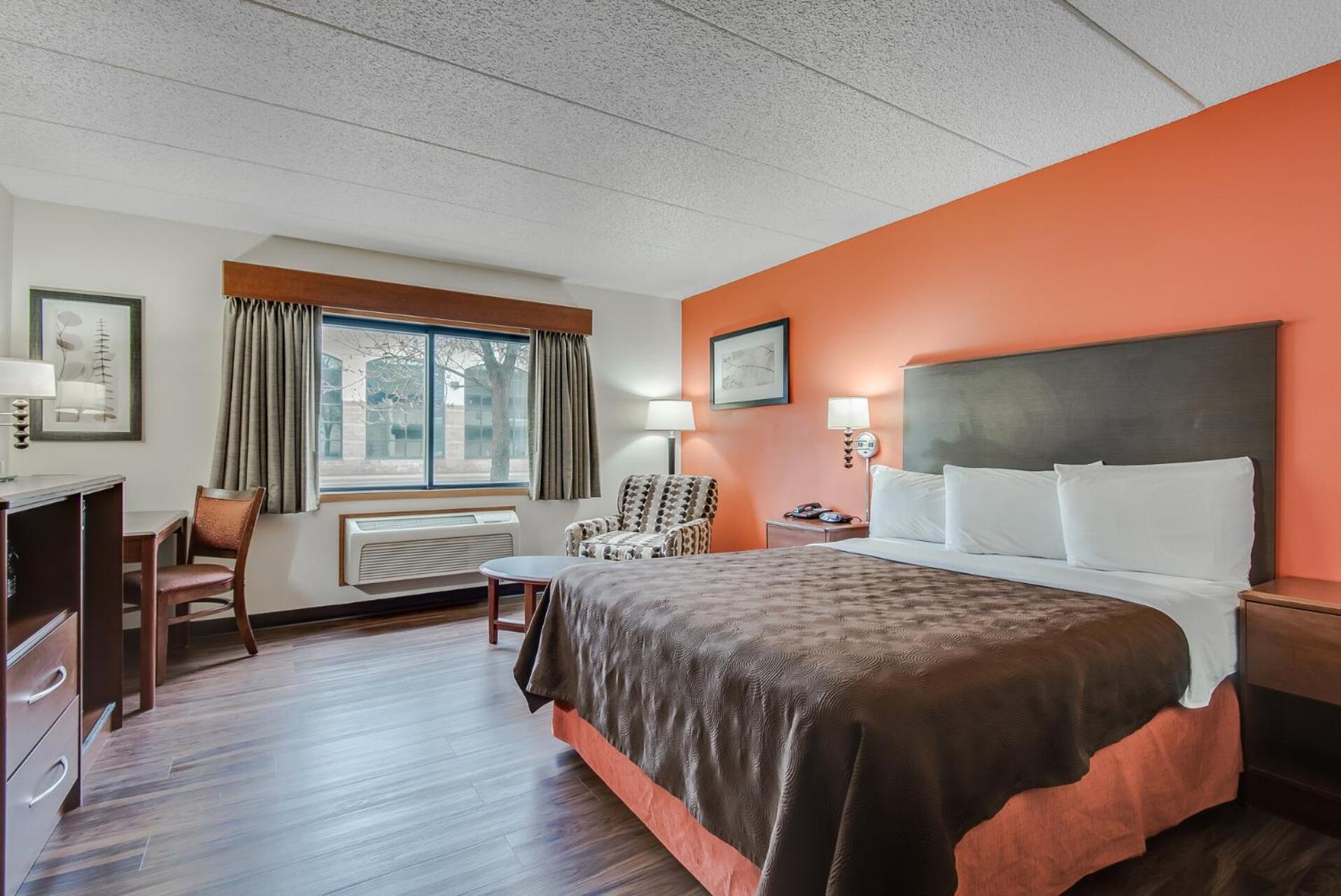 Queen Room with Roll-In Shower - Mobility Accessible/Non-Smoking - Photo 4