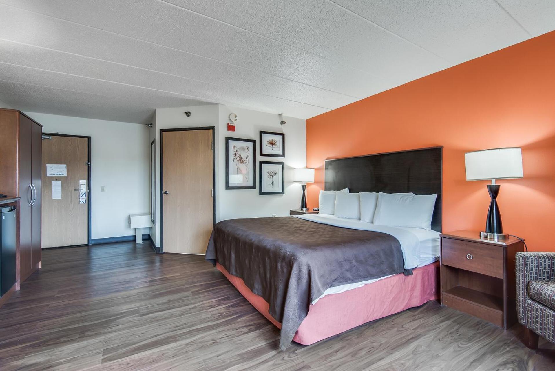 King Suite with Roll-in Shower - Mobility Access/Non-Smoking - Photo 3