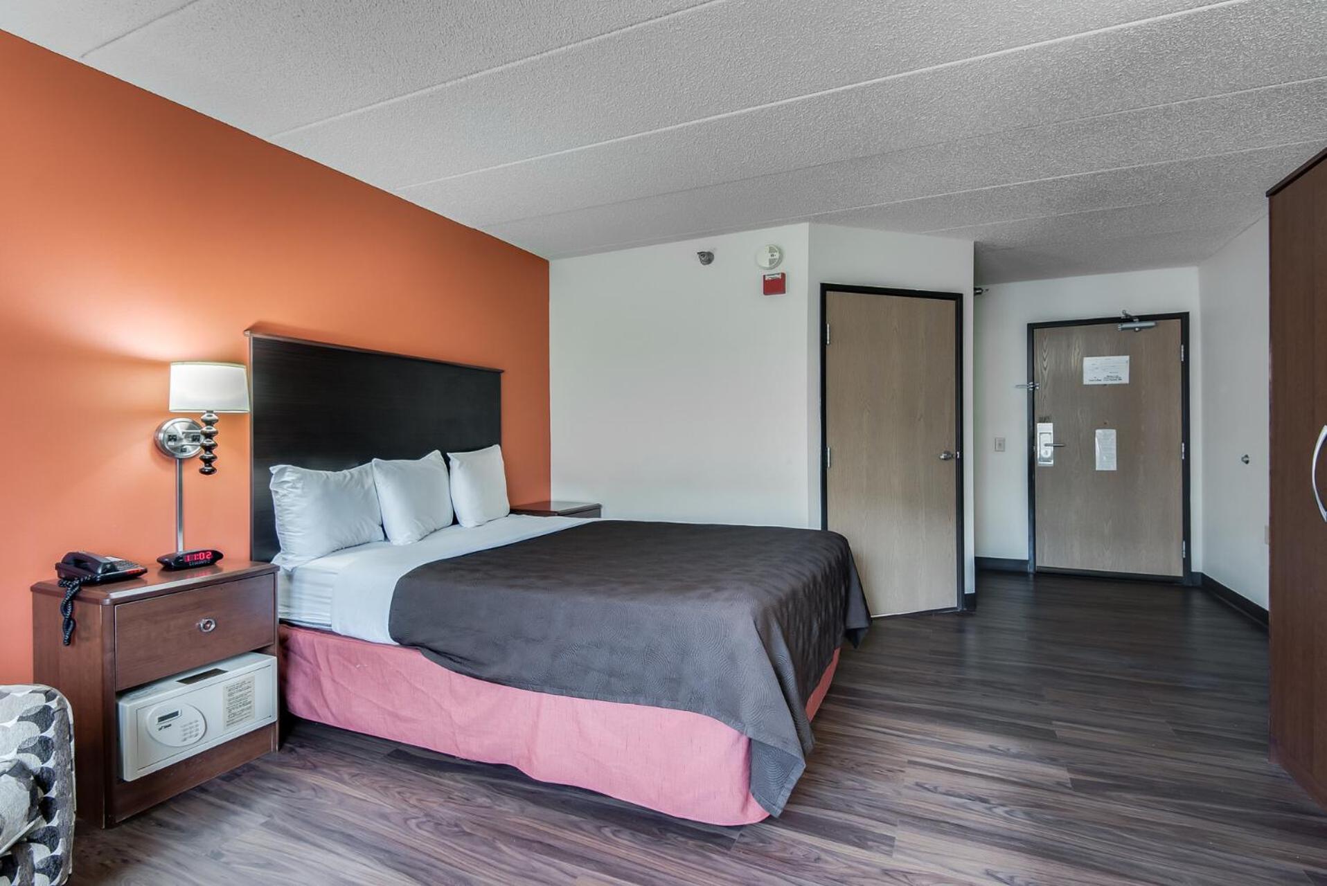 Queen Room with Roll-In Shower - Mobility Accessible/Non-Smoking - Photo 2