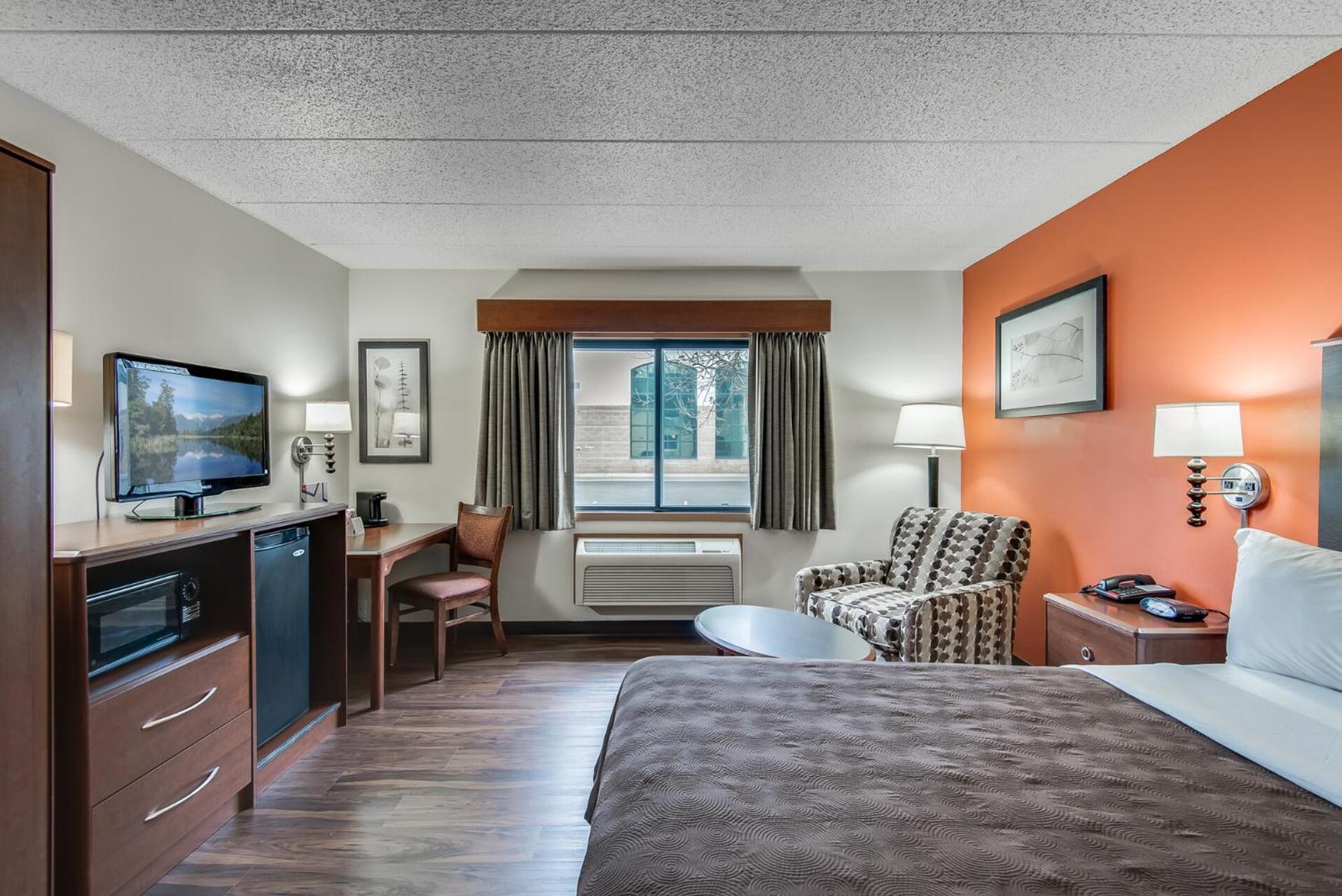 Queen Room with Roll-In Shower - Mobility Accessible/Non-Smoking - Photo 1