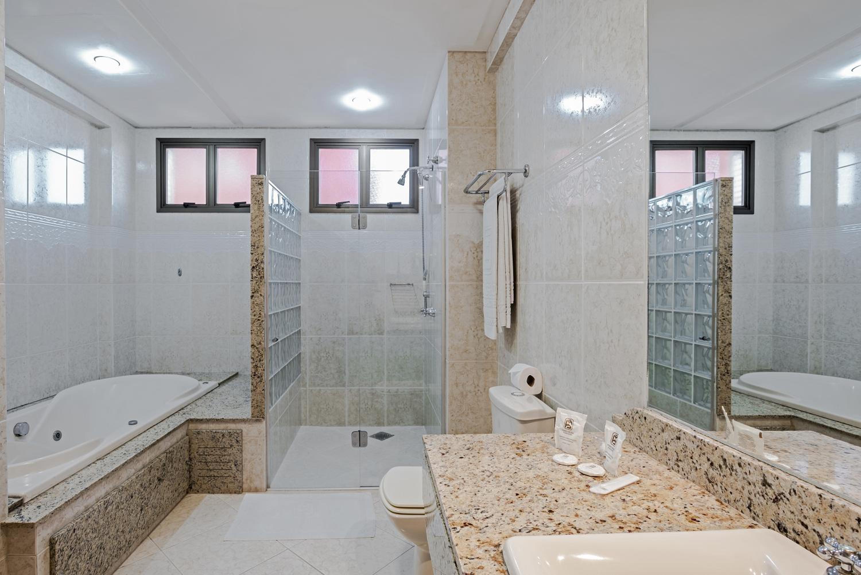 Deluxe Suite with Spa Bath photo 3