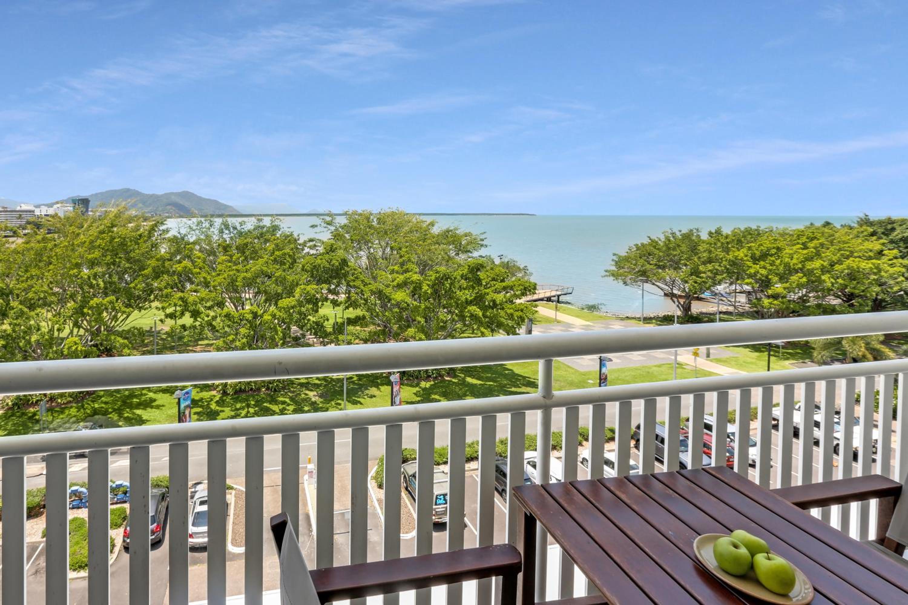 Deluxe Room with Sea View thumbnail 6