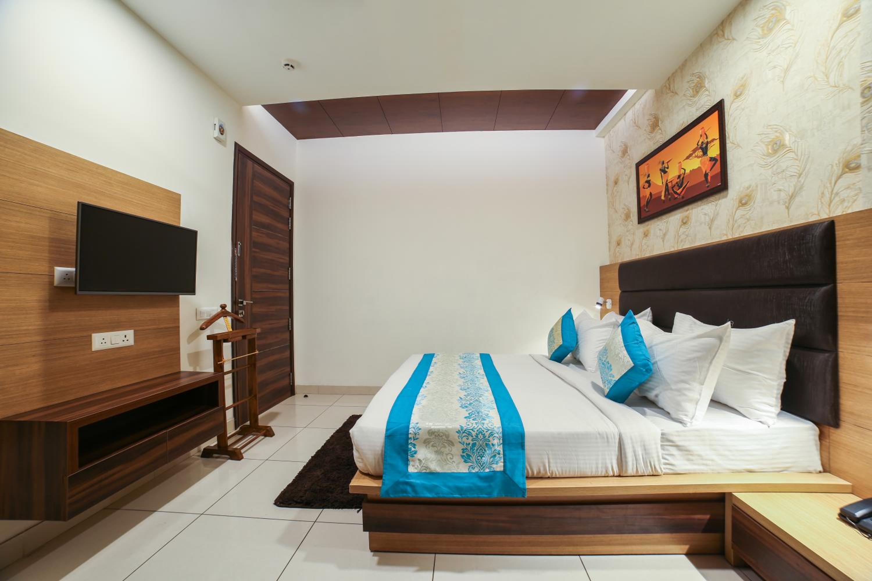 Deluxe Room - Photo 11