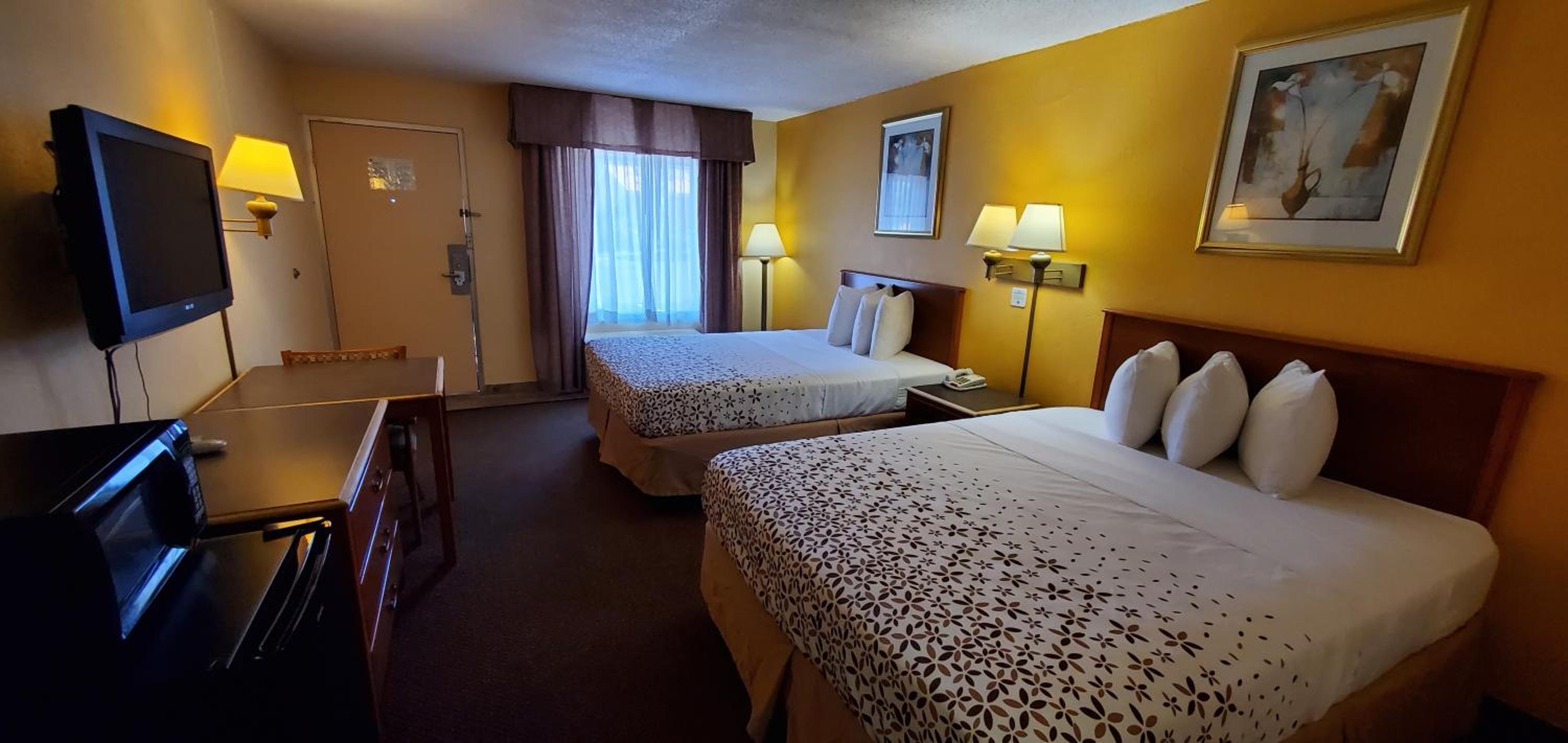 Standard Queen Room with Two Queen Beds - Non-Smoking - Photo 4