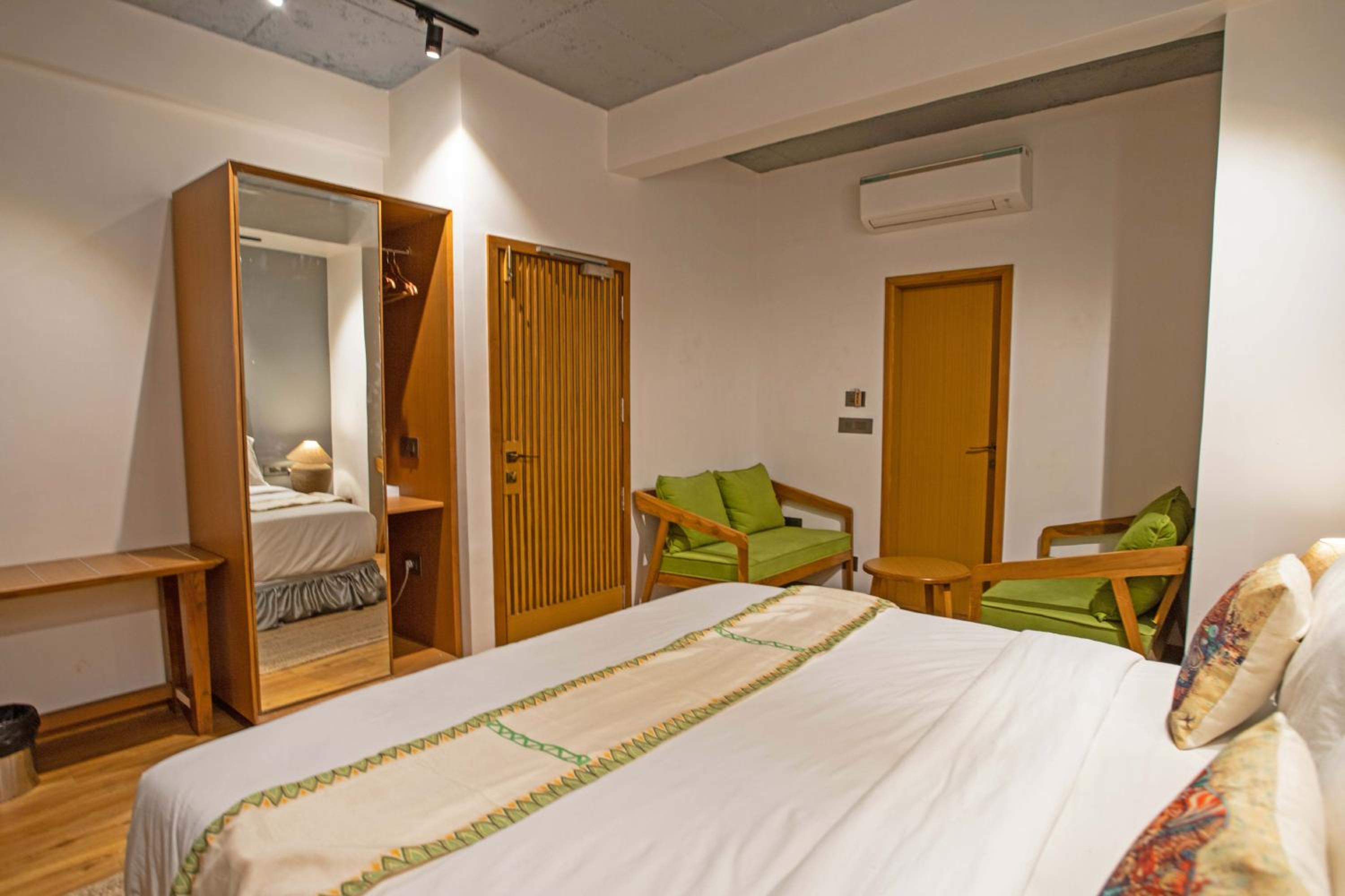 Suite with Spa Bath - Photo 23