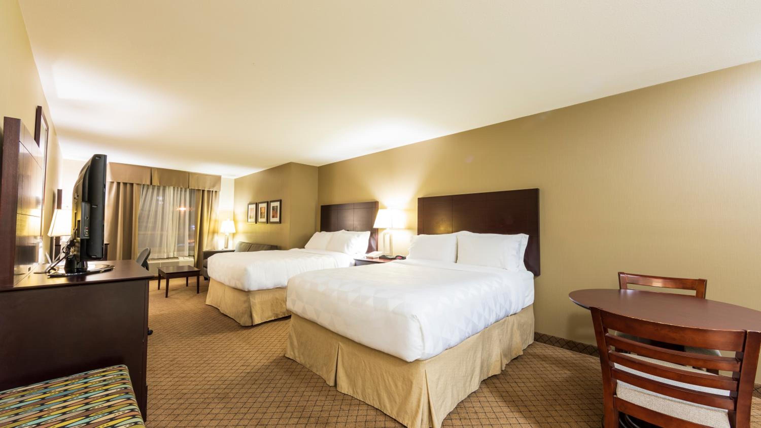 Premium Queen Room with Two Queen Beds photo 1