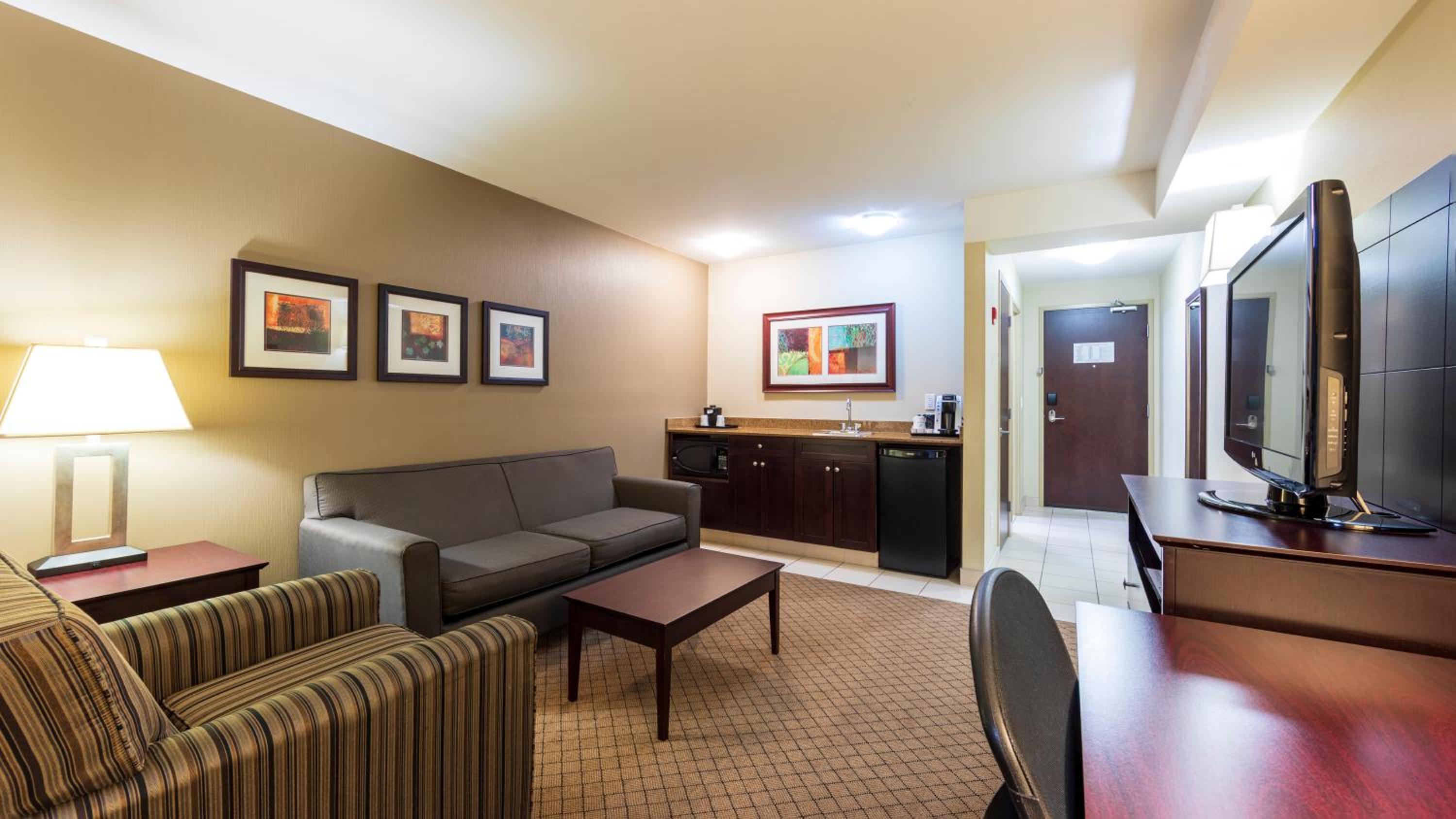 Feature Suite - Non-Smoking photo 1