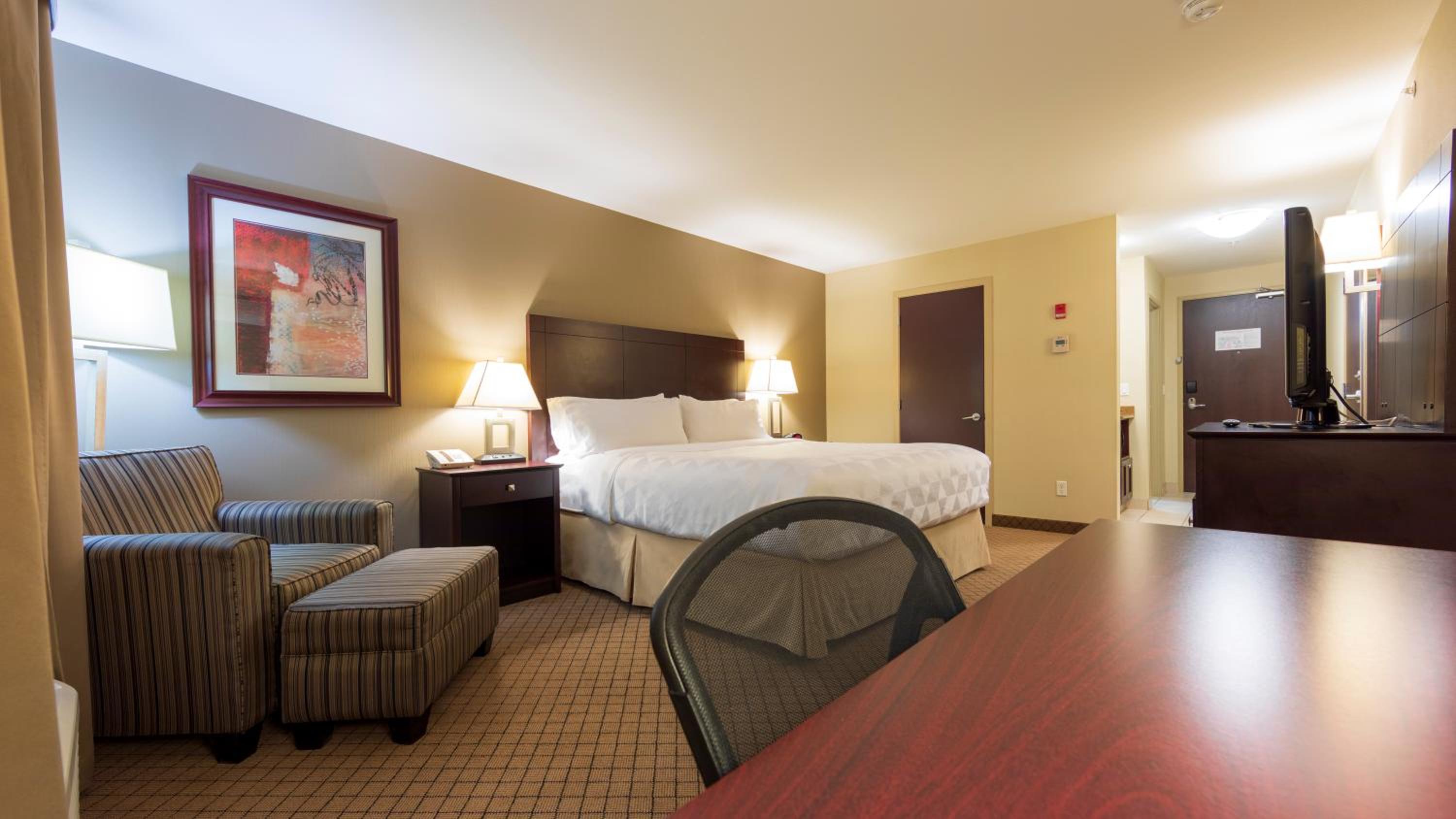 Standard King Room with Sofa Bed - Mobility Access photo 1