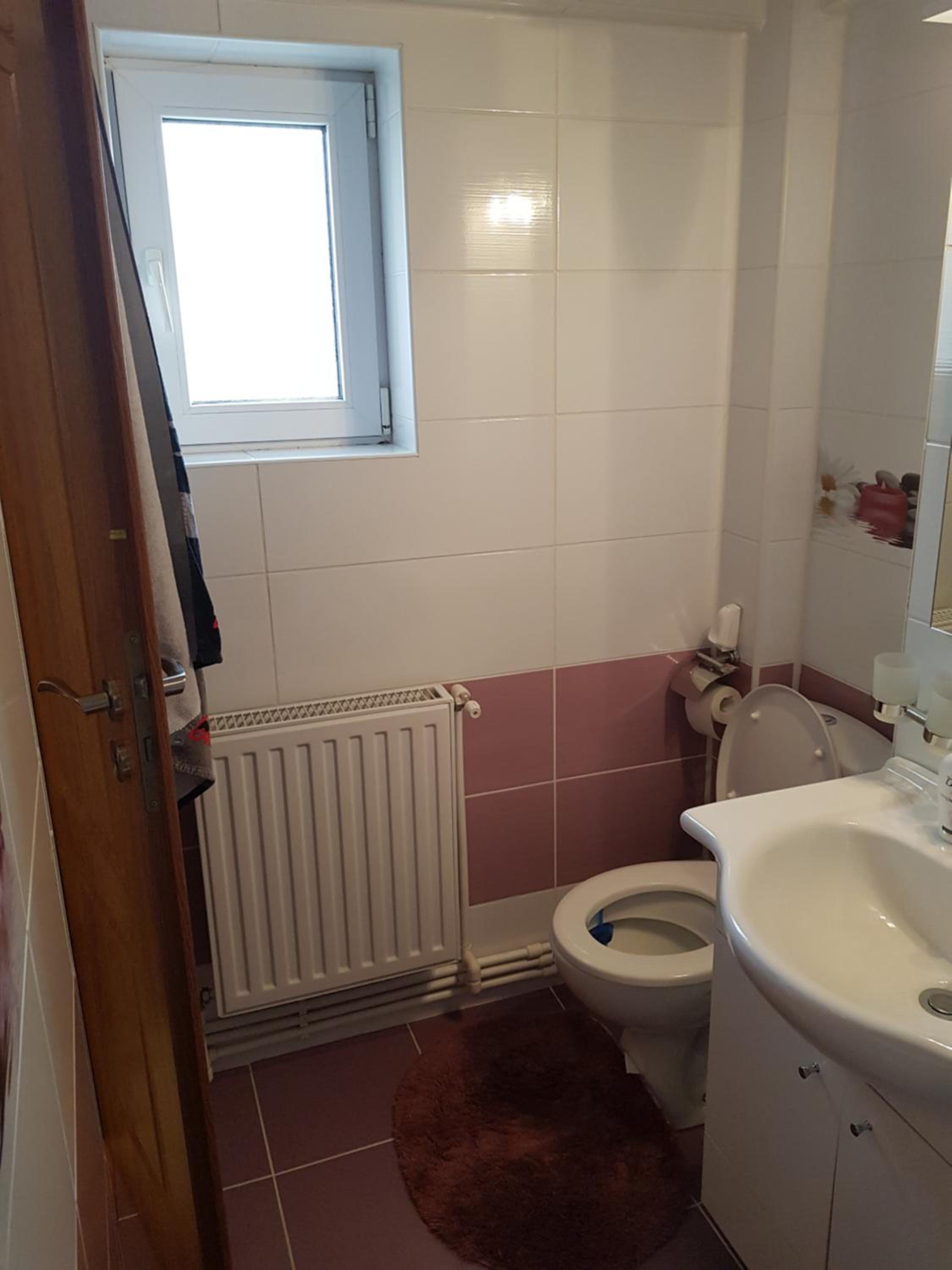 One-Bedroom Apartment - Photo 2