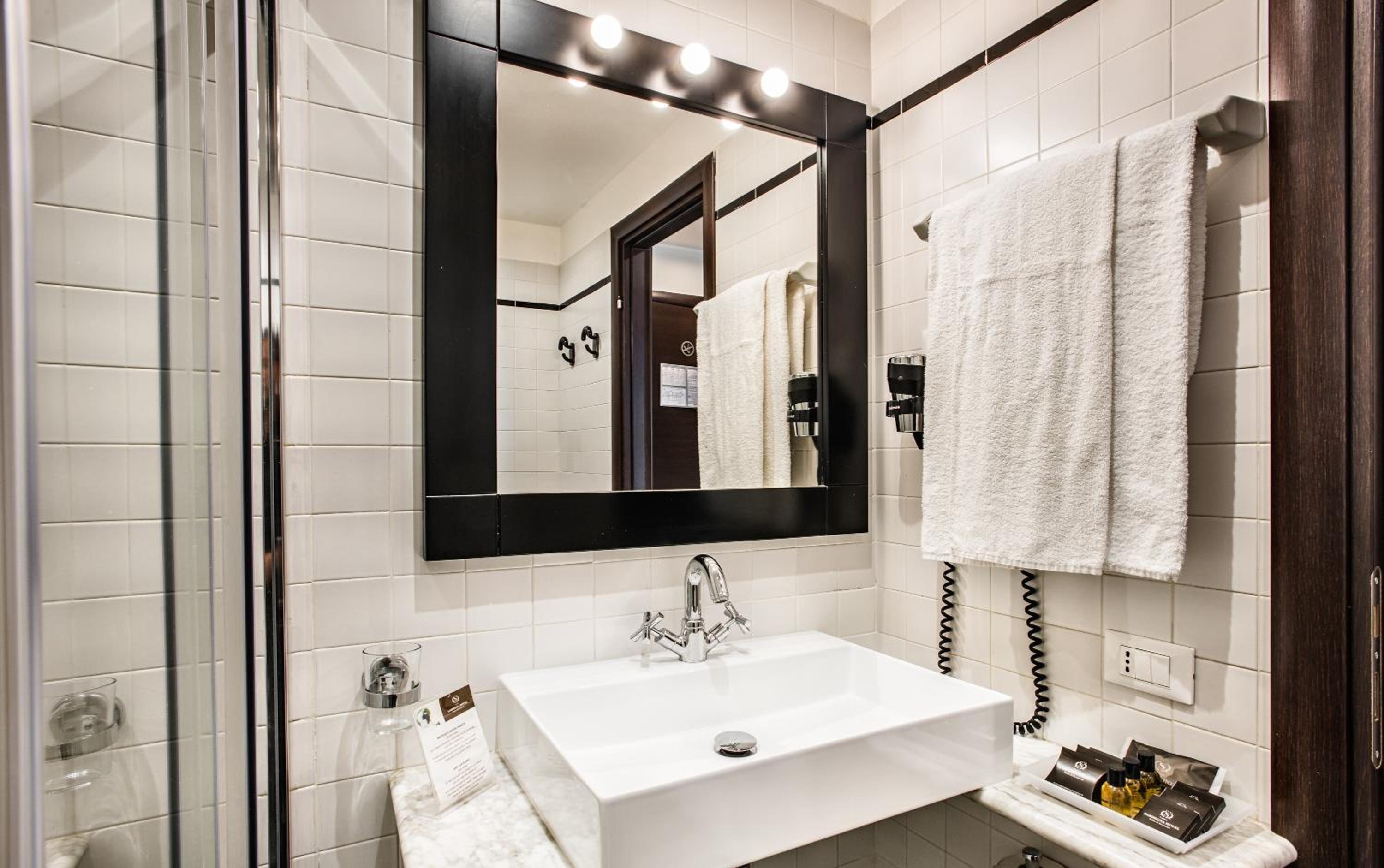 Classic Double or Twin Room - Photo 19