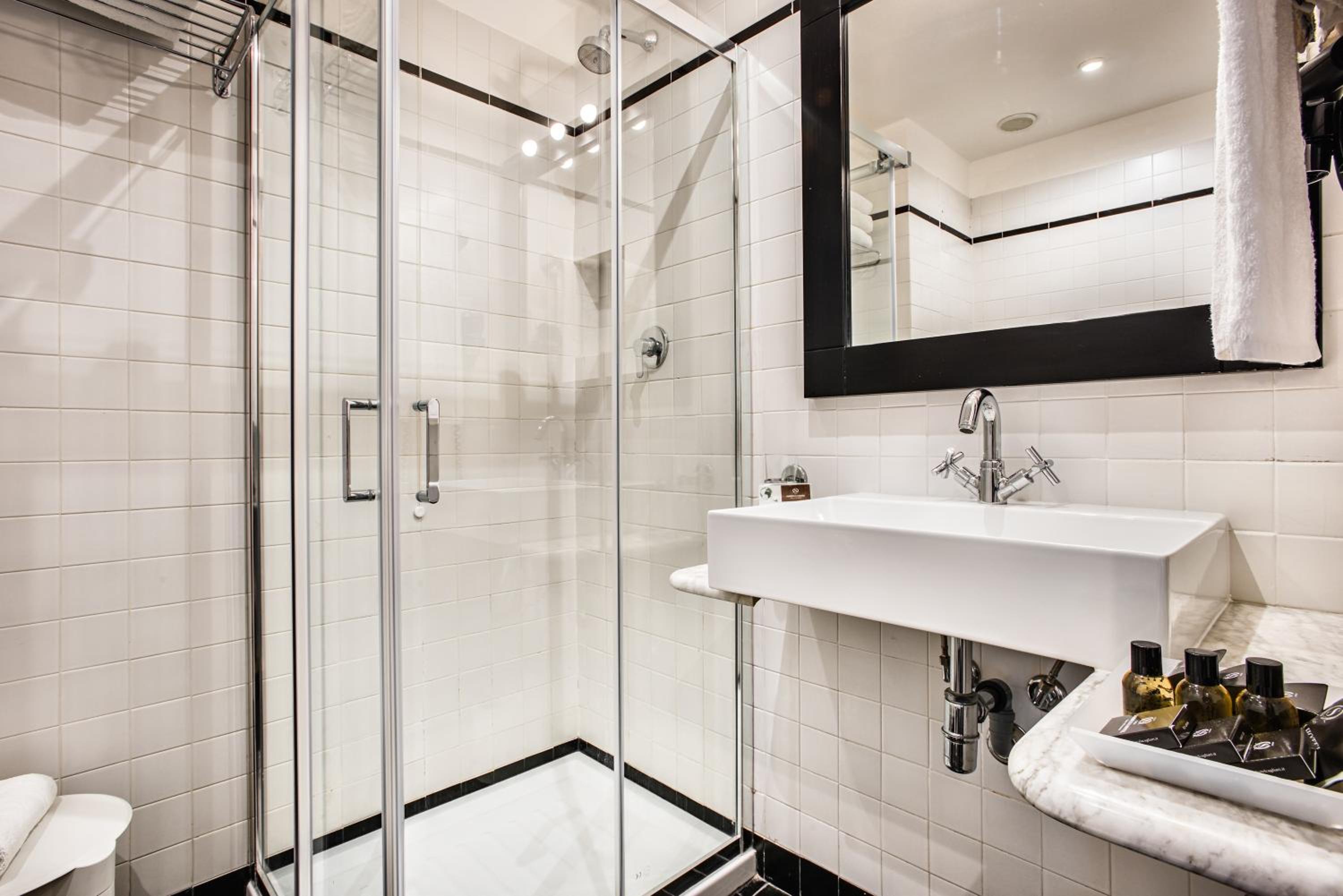 Classic Double or Twin Room - Photo 17