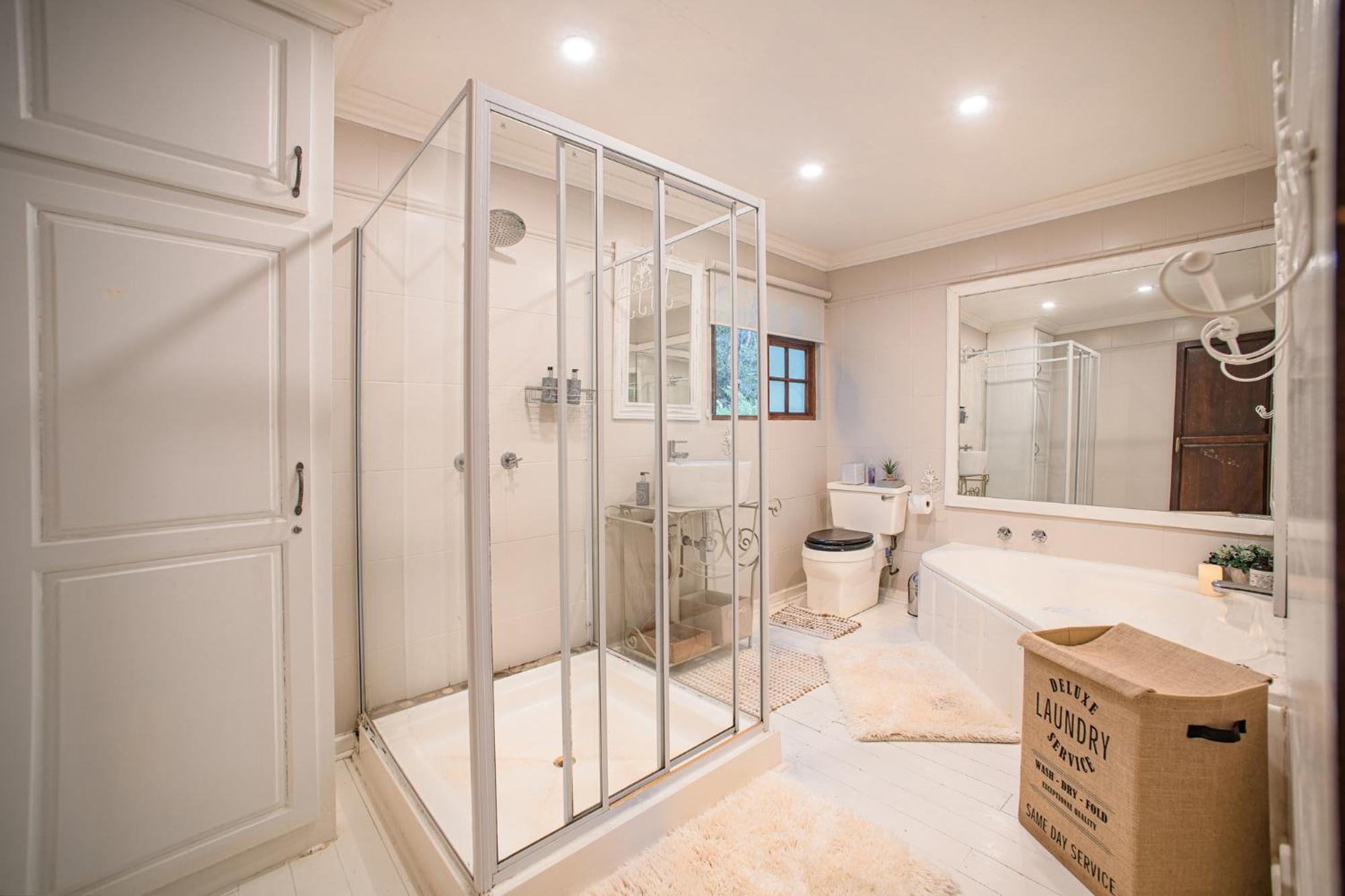 Downstairs Suite with Lake View photo 2