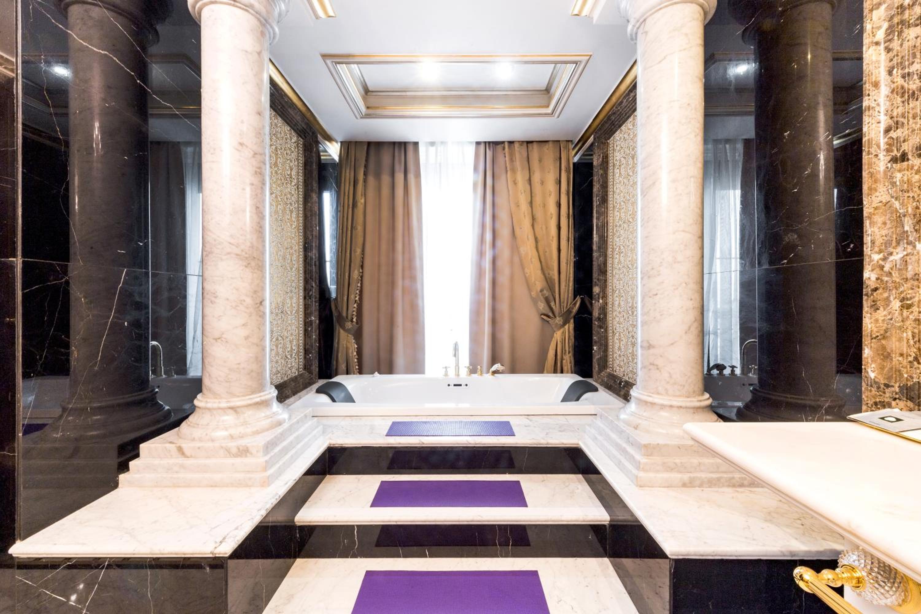 Royal Suite photo 2