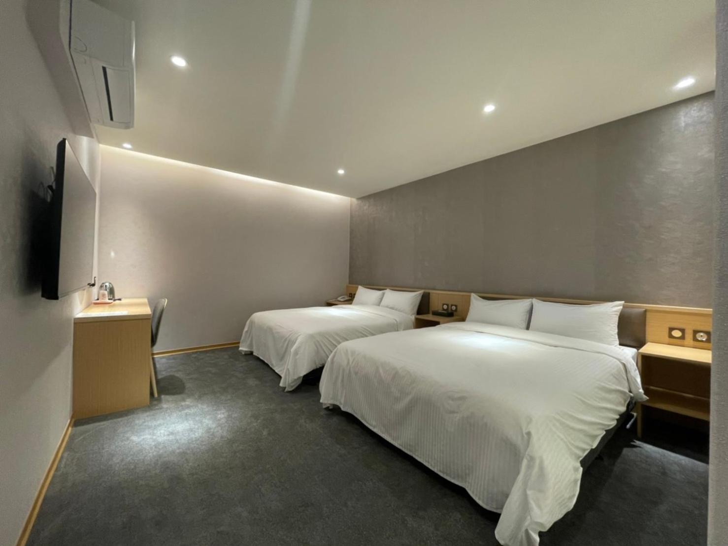 Quadruple Room without Window