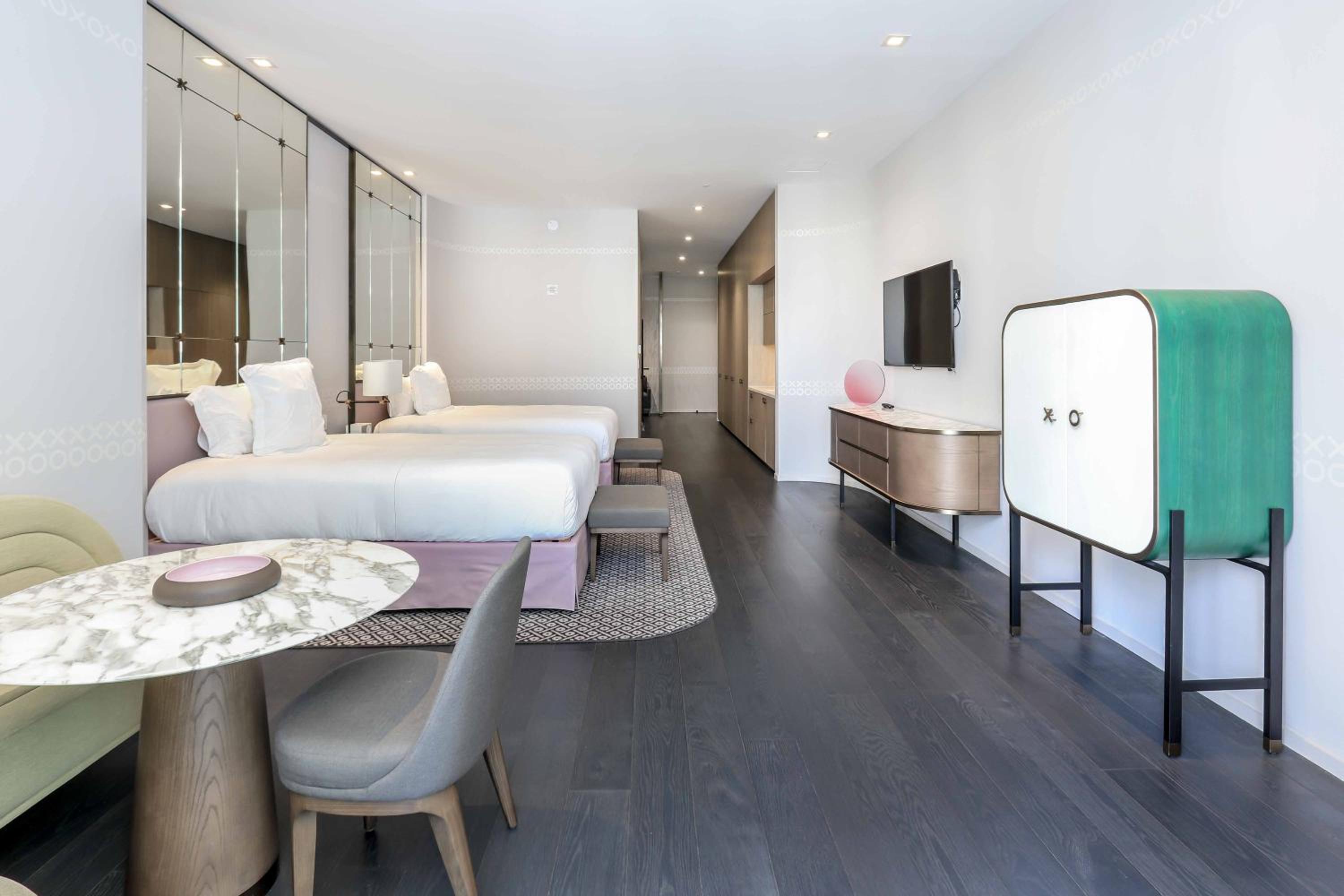 Deluxe Suite with One Queen Bed (Non Smoking)