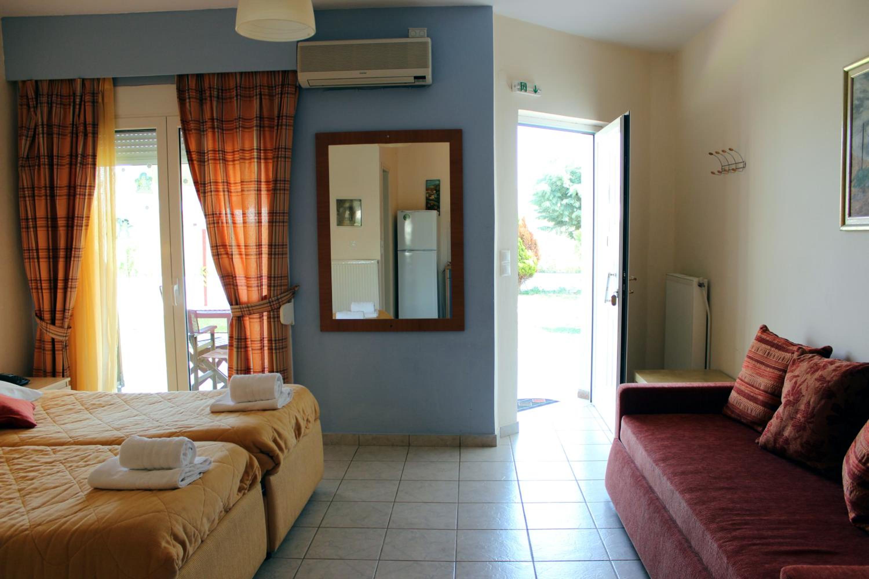 Studio (2 Adults + 2 Children)