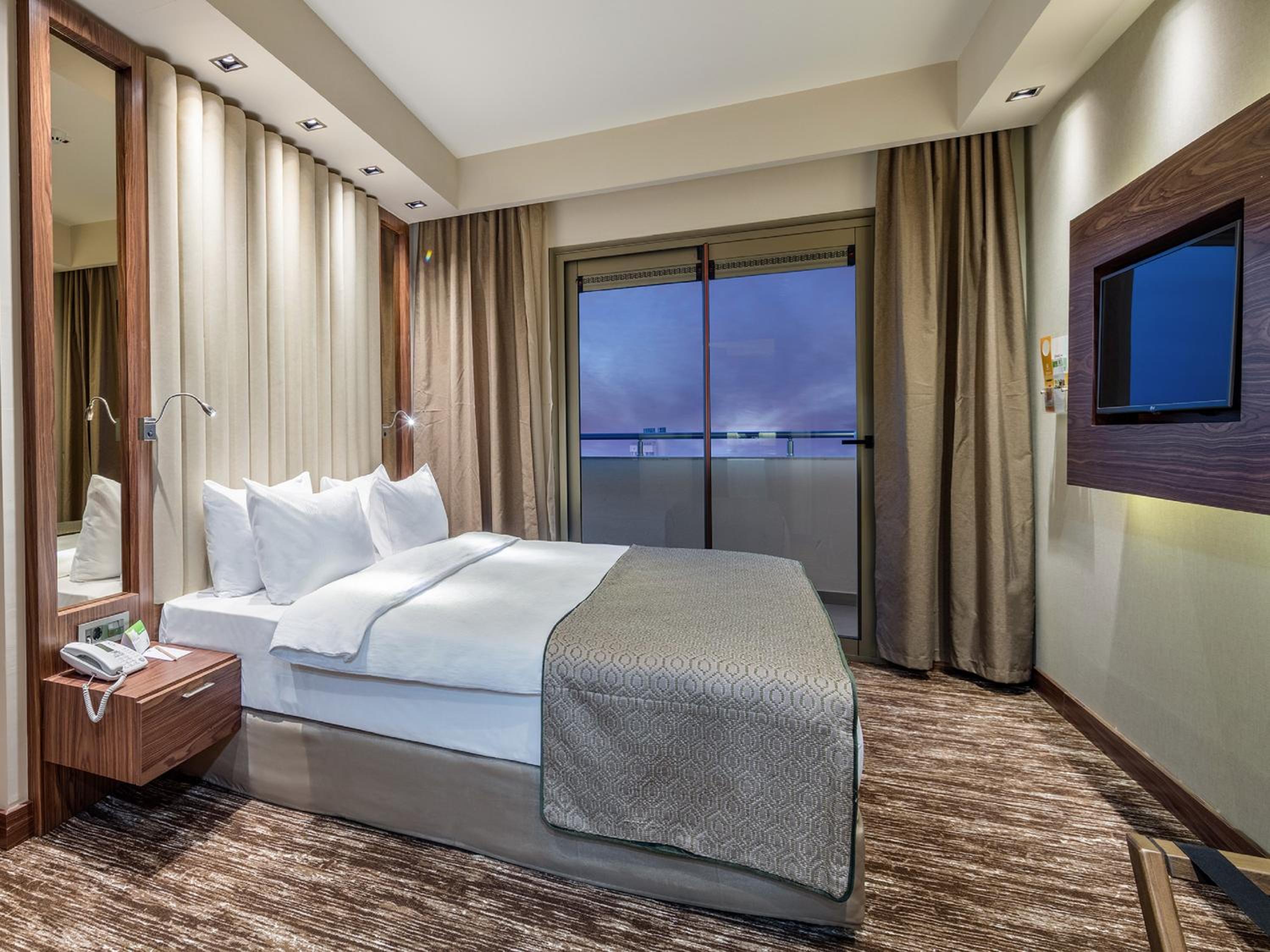 One-Bedroom Queen Suite with Sea View