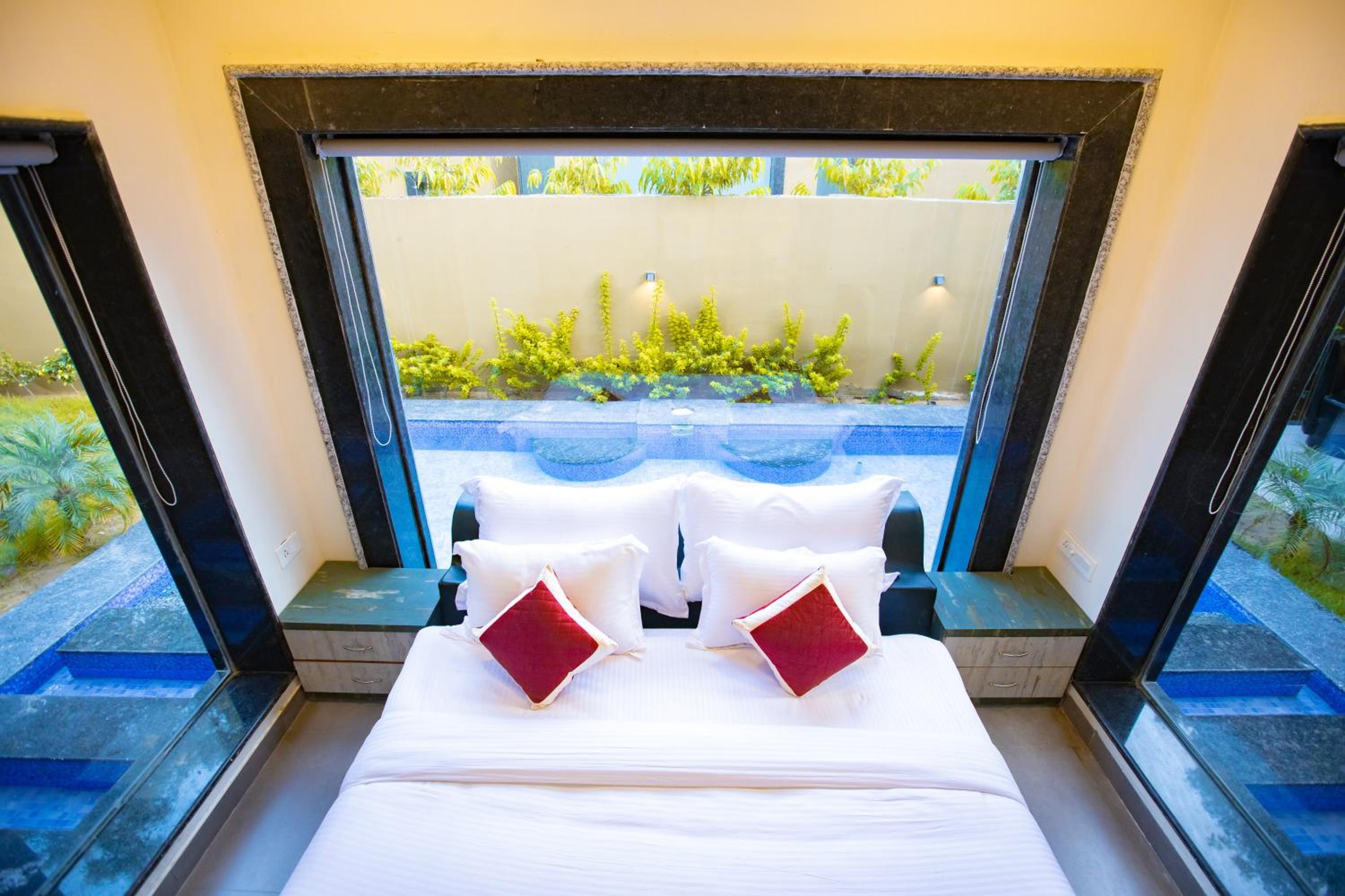 Exotic Villa with Plunge Pool, Jacuzzi and Private Sit Out - Photo 14