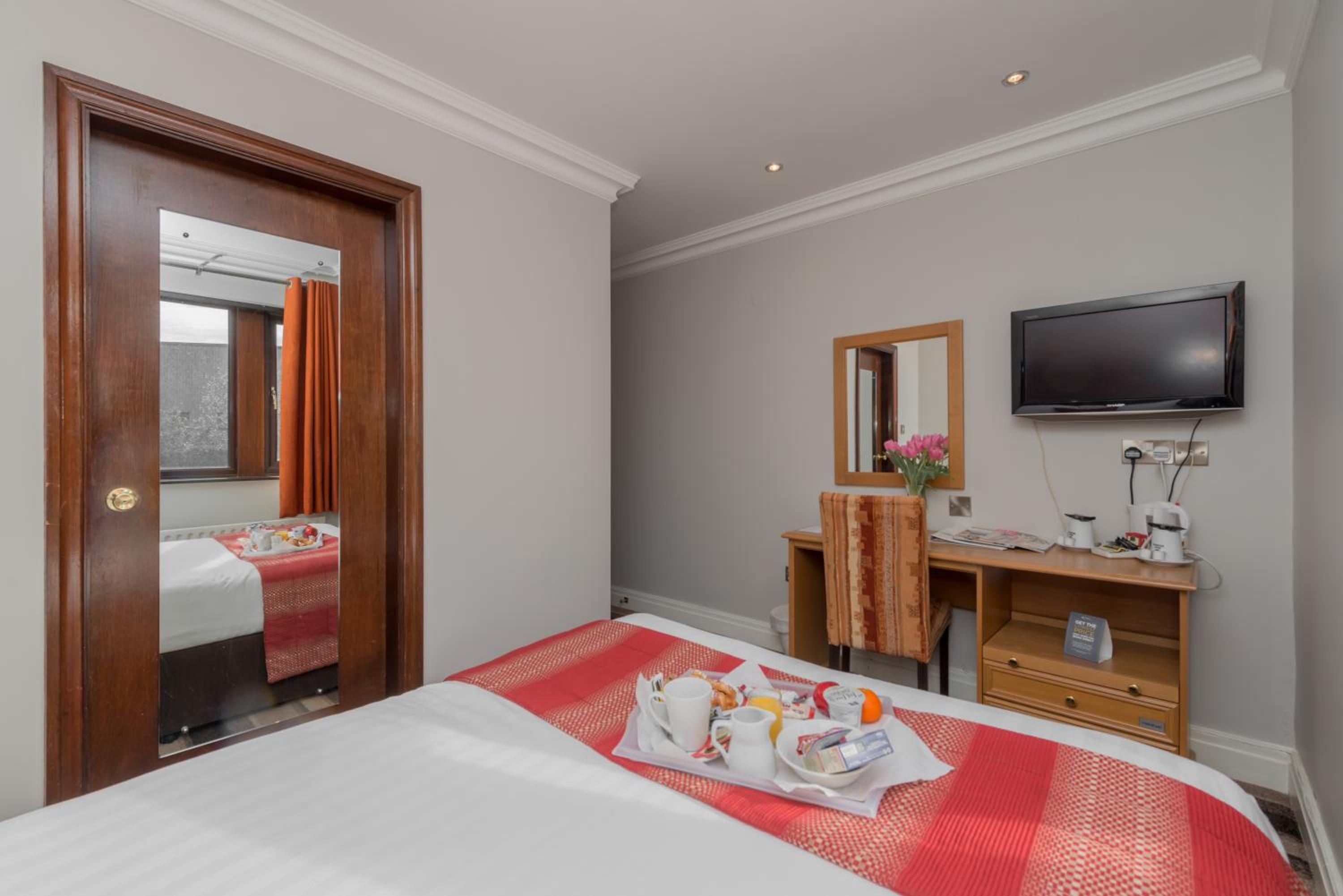 Small Double Room with Double Bed - Non-Smoking - Photo 2