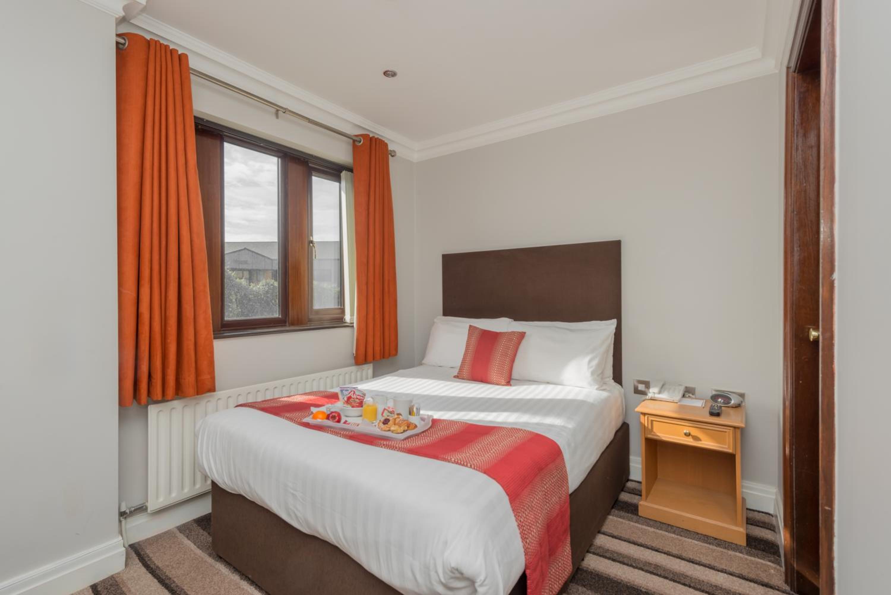 Small Double Room with Double Bed - Non-Smoking - Photo 3