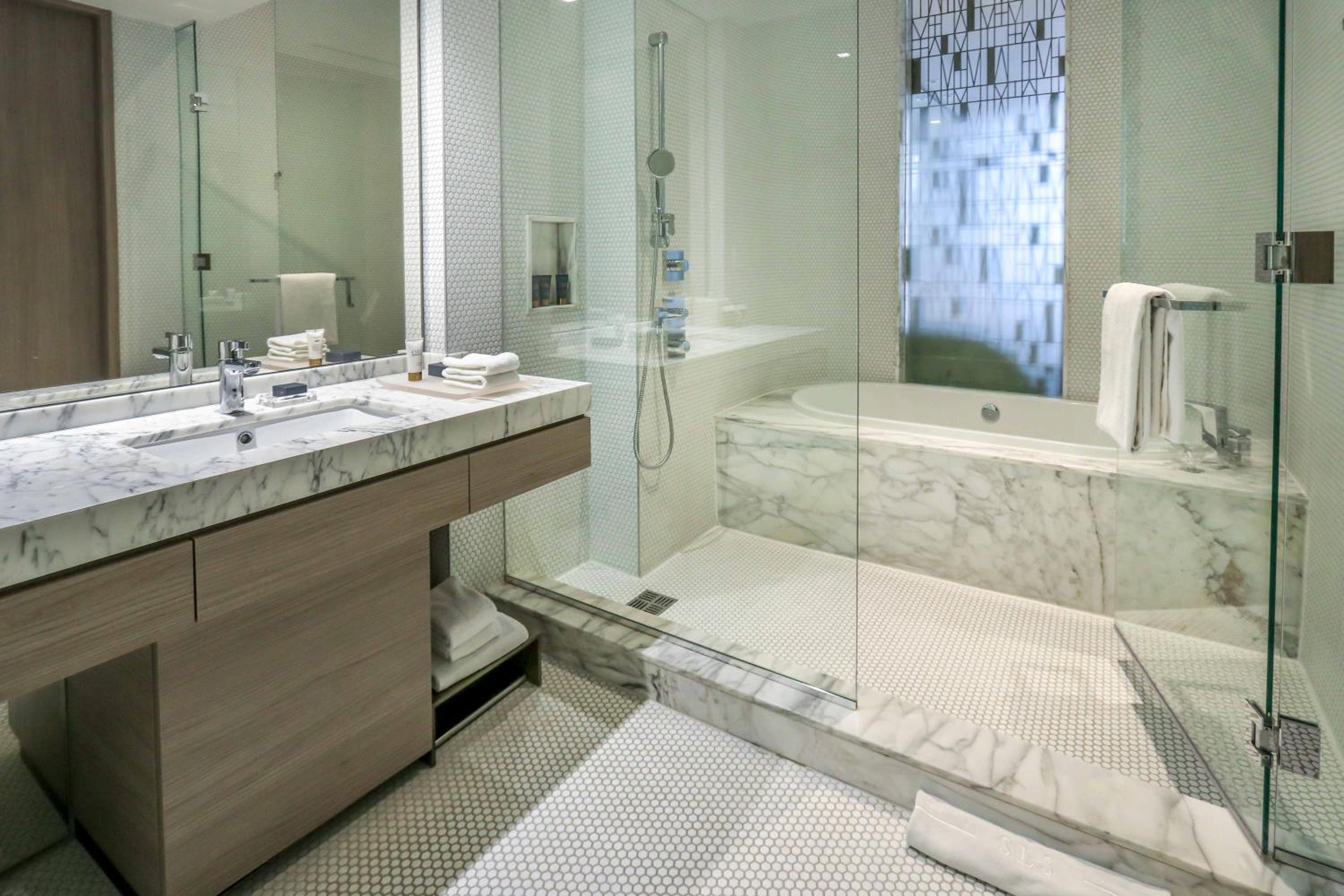 Deluxe Suite with One Queen Bed (Non Smoking)