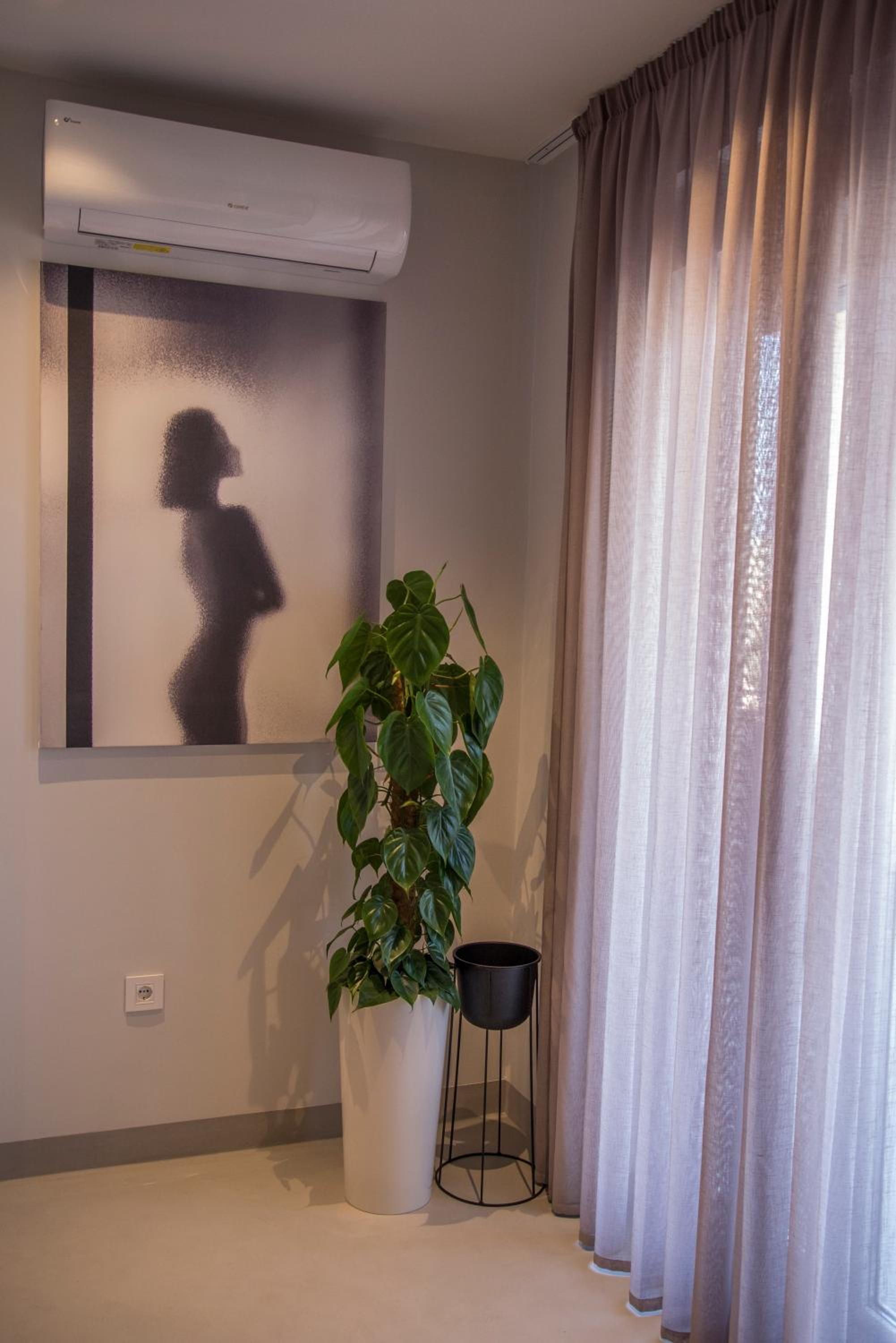Queen Suite with Spa Bath - Photo 9