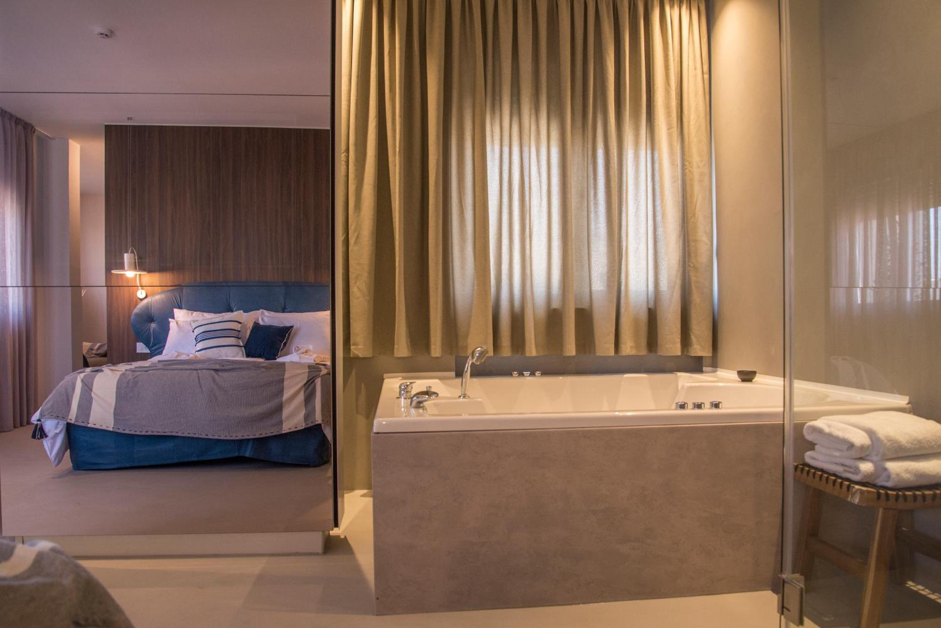 Queen Suite with Spa Bath - Photo 16