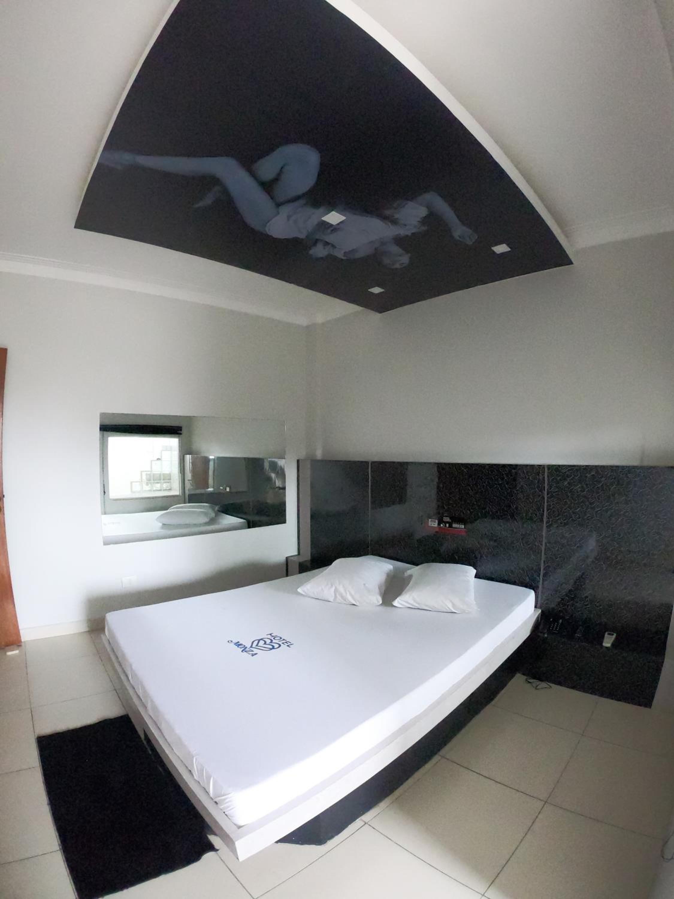 Deluxe Suite with Spa Bath photo 3