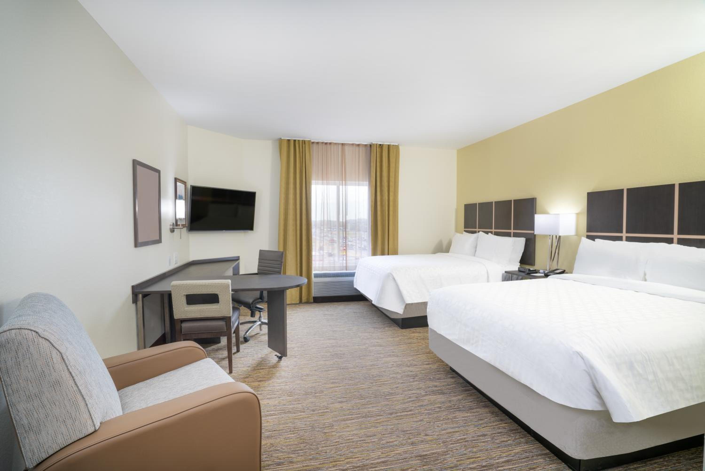 Queen Studio Suite with Two Queen Beds - Mobility Access Tran Shower/Non-Smoking photo 2
