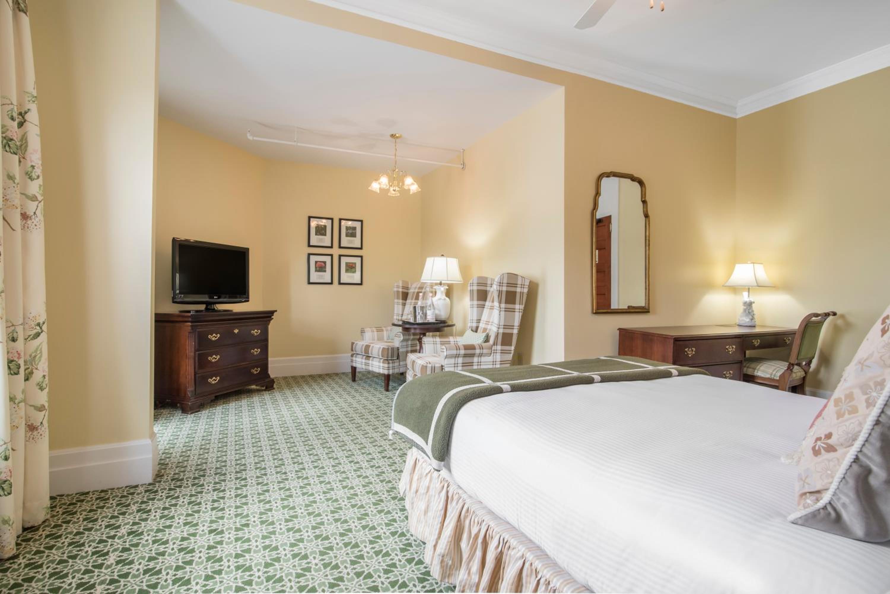 Deluxe Room - 1 King Bed - Photo 1