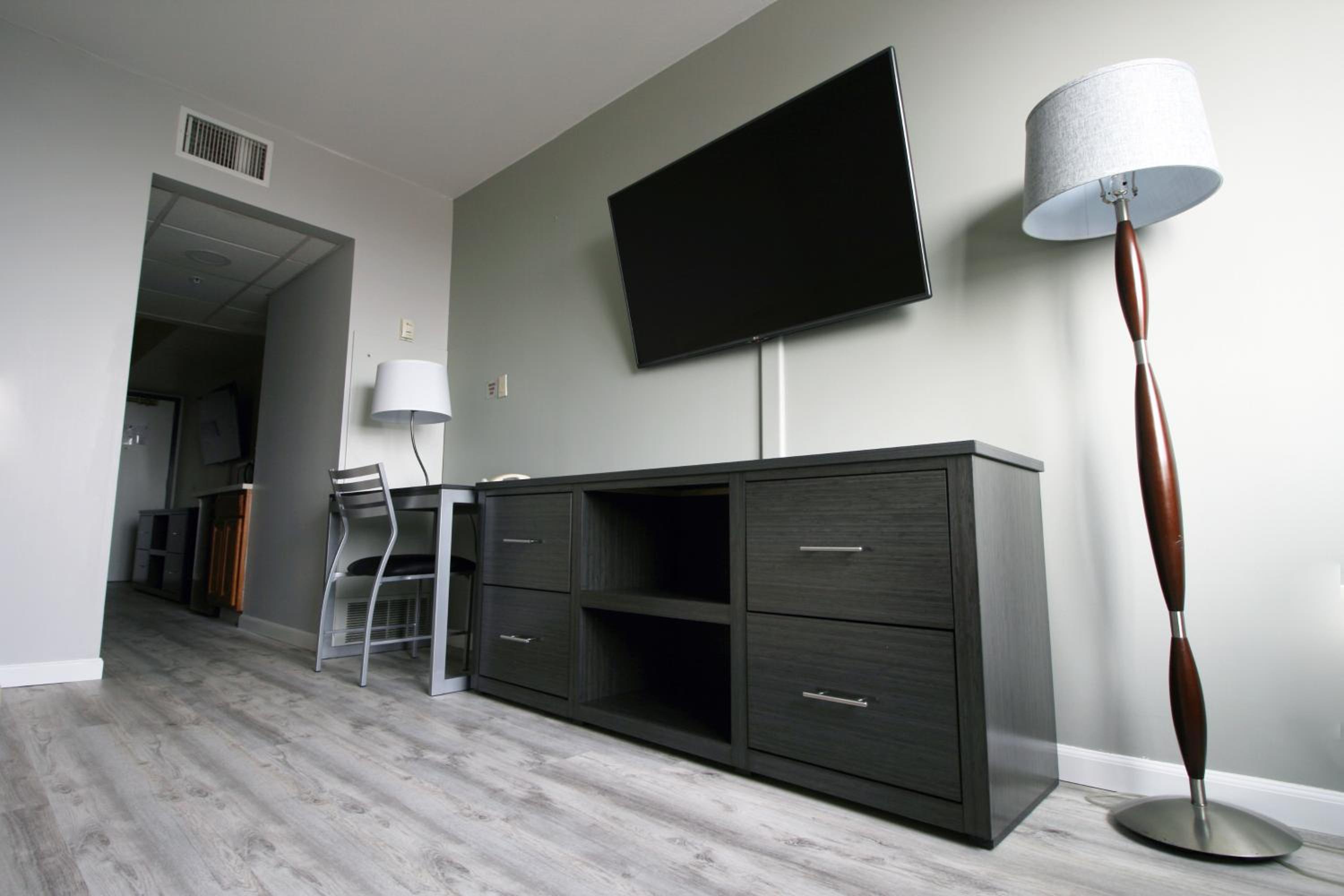 Luxury King Room - Photo 7