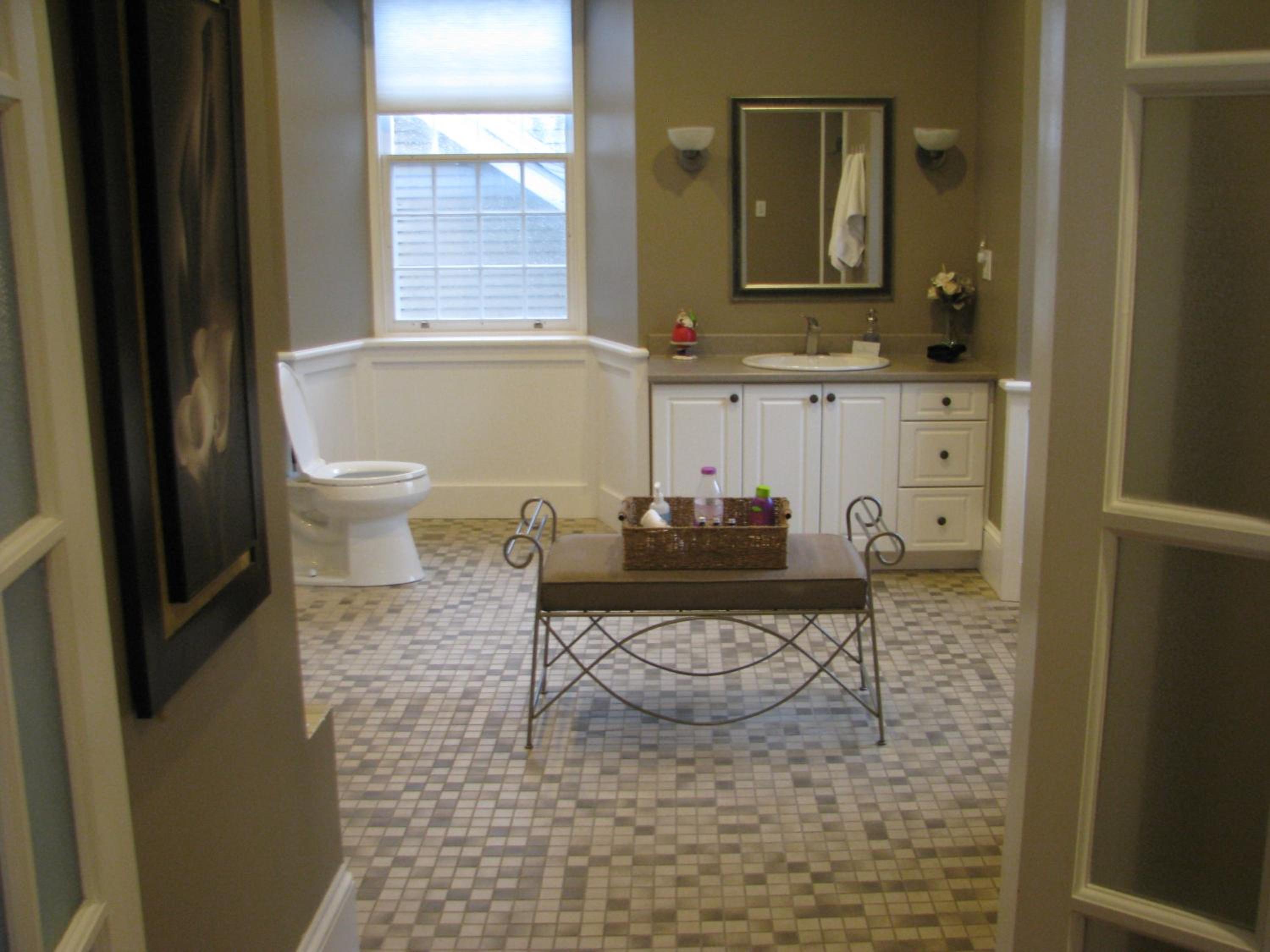 Queen Suite with Spa Bath photo 3