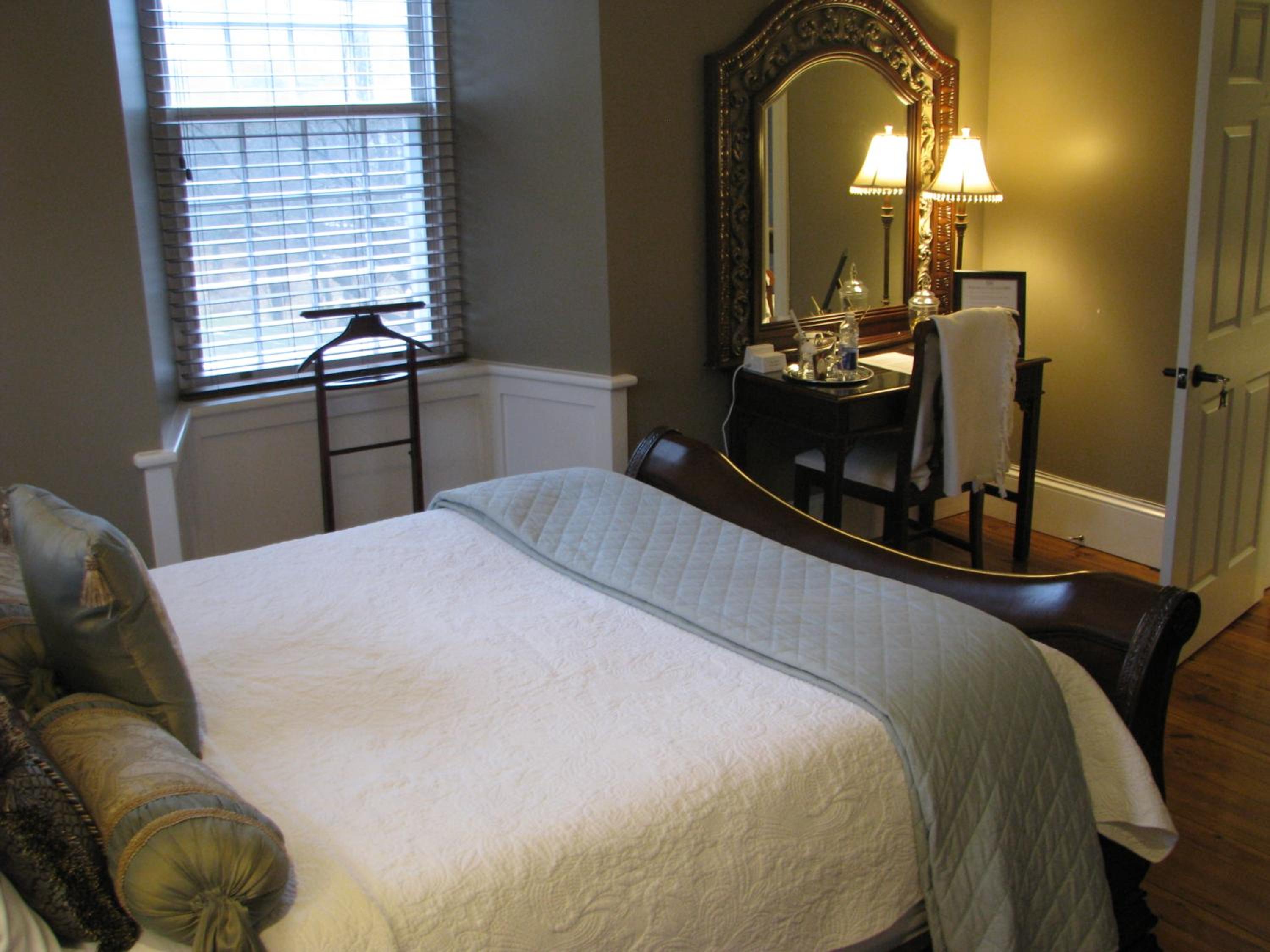 Queen Suite with Spa Bath photo 2