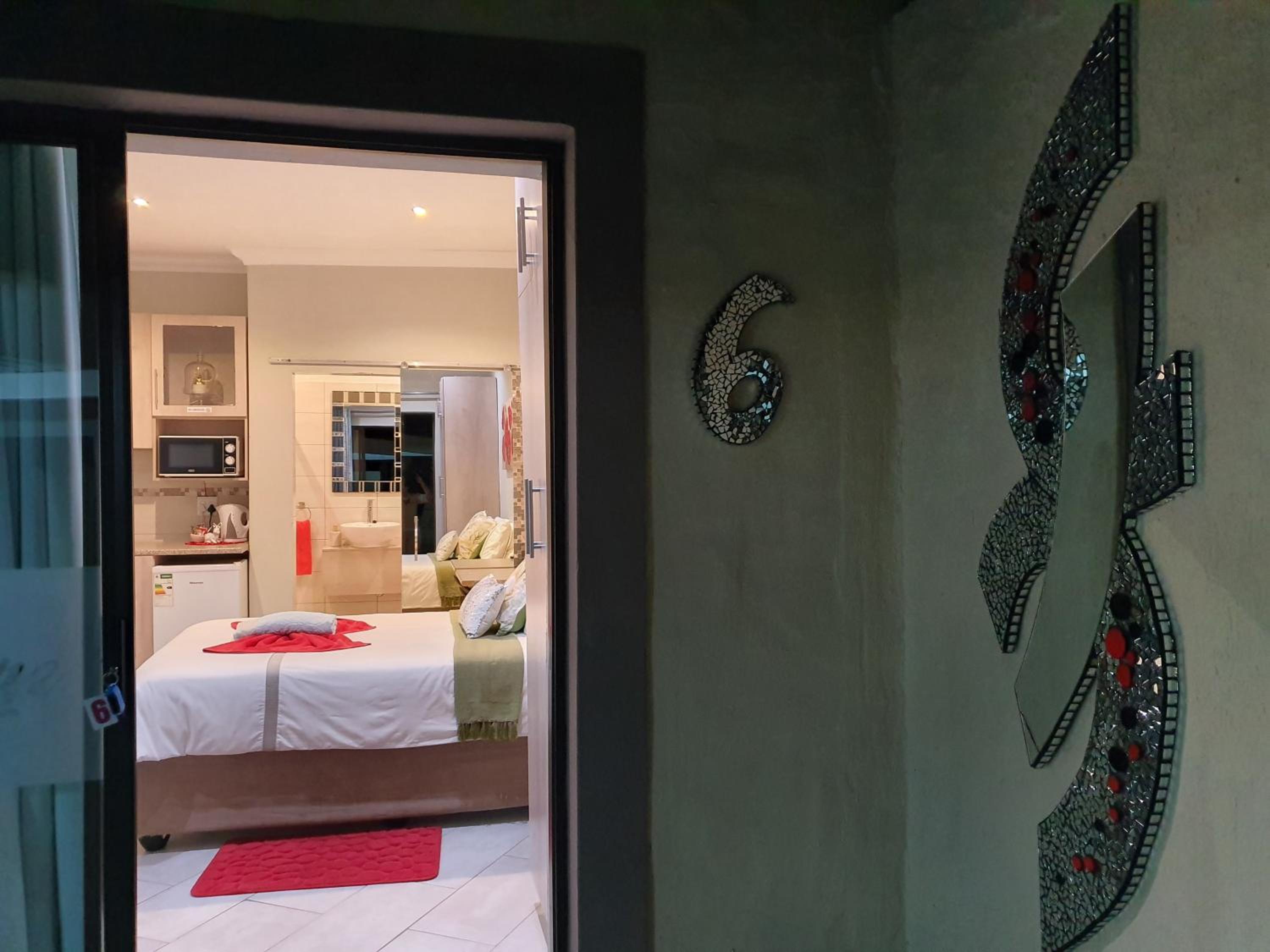 Deluxe Double Room with Shower - Photo 4