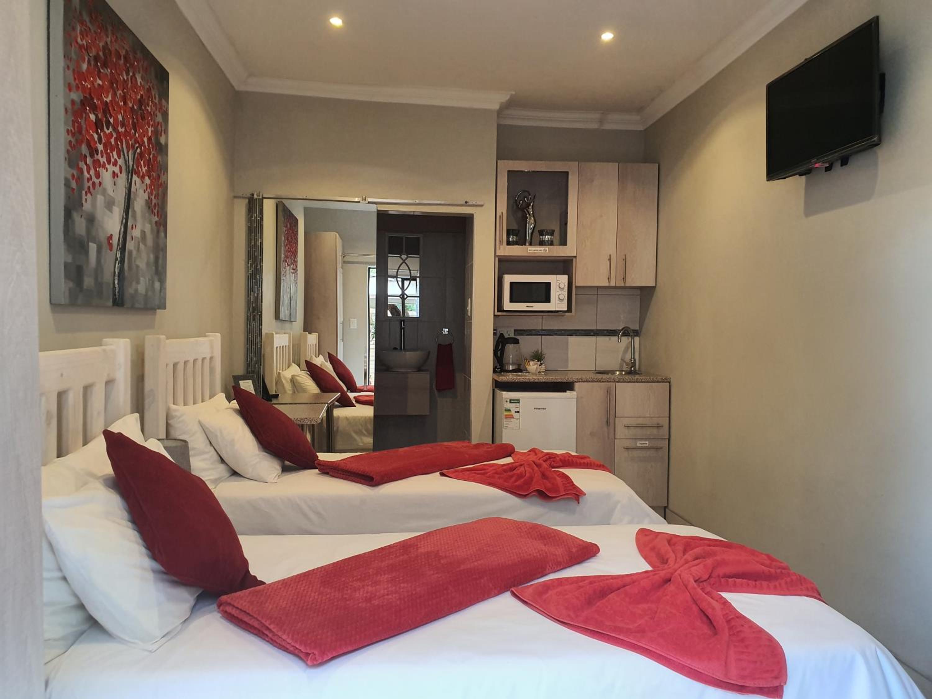 Deluxe Double Room with Shower - Photo 13