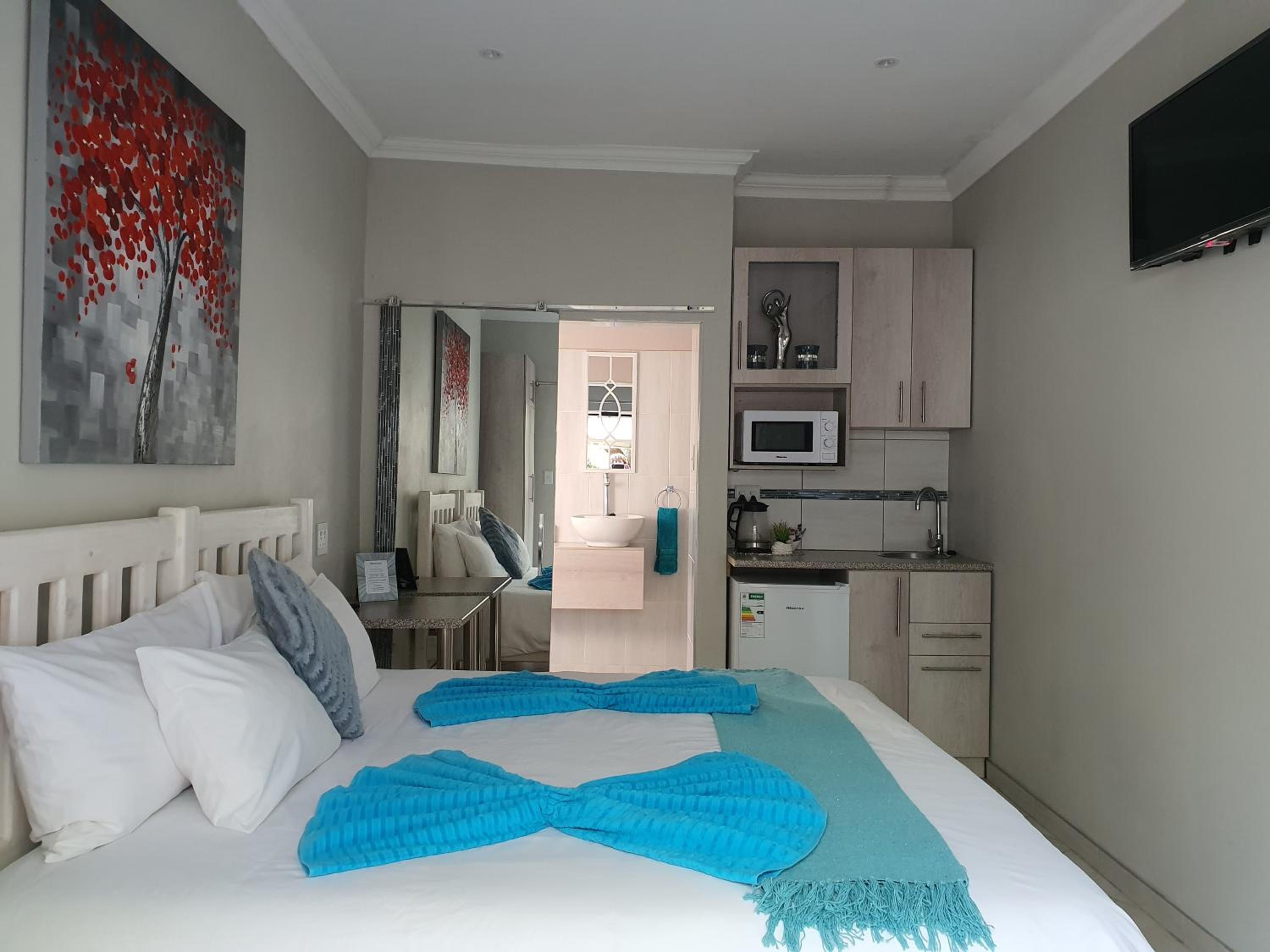 Deluxe Double Room with Shower - Photo 7