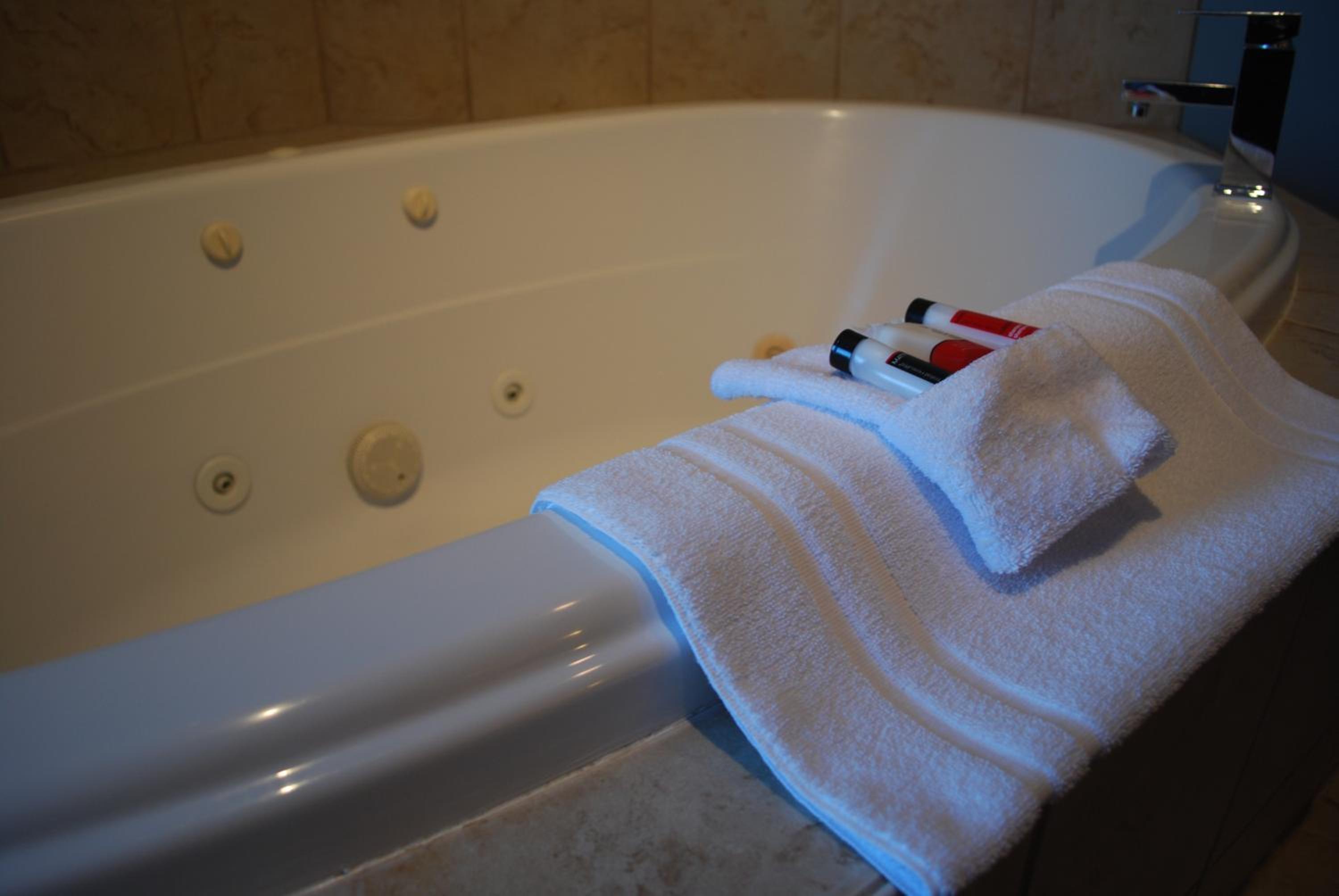 King Suite with Spa Bath - Photo 2
