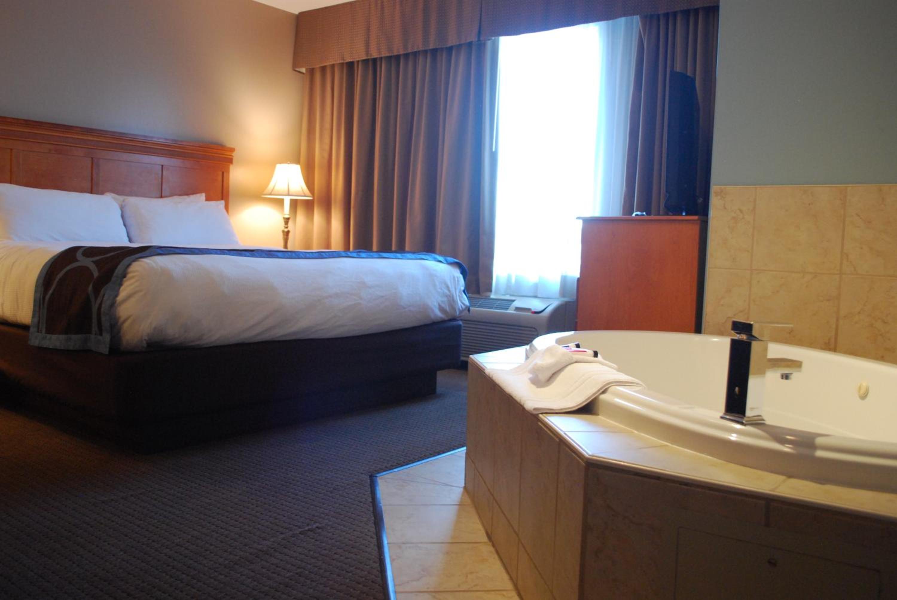 King Suite with Spa Bath - Photo 1