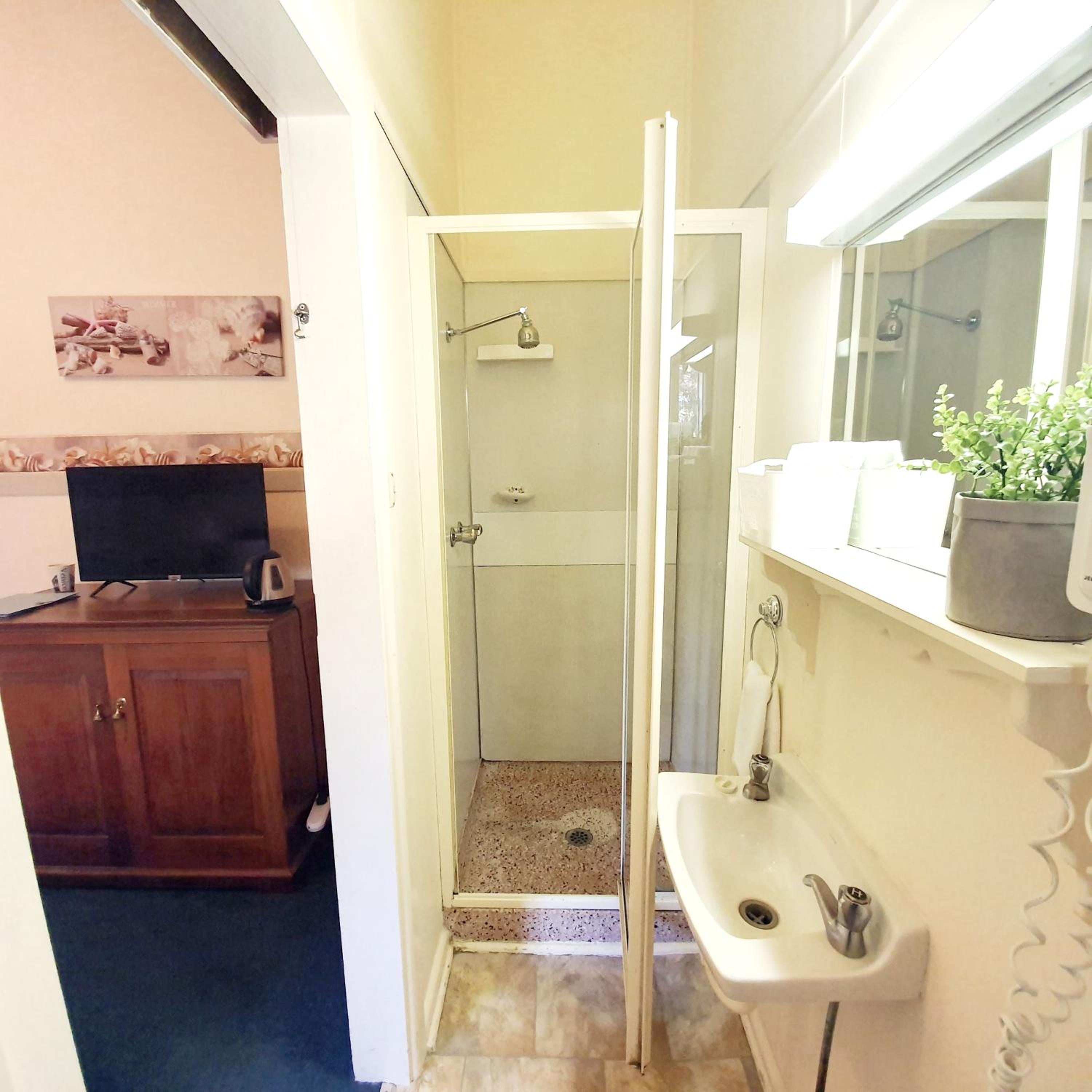 Family Room with Garden View - Photo 2