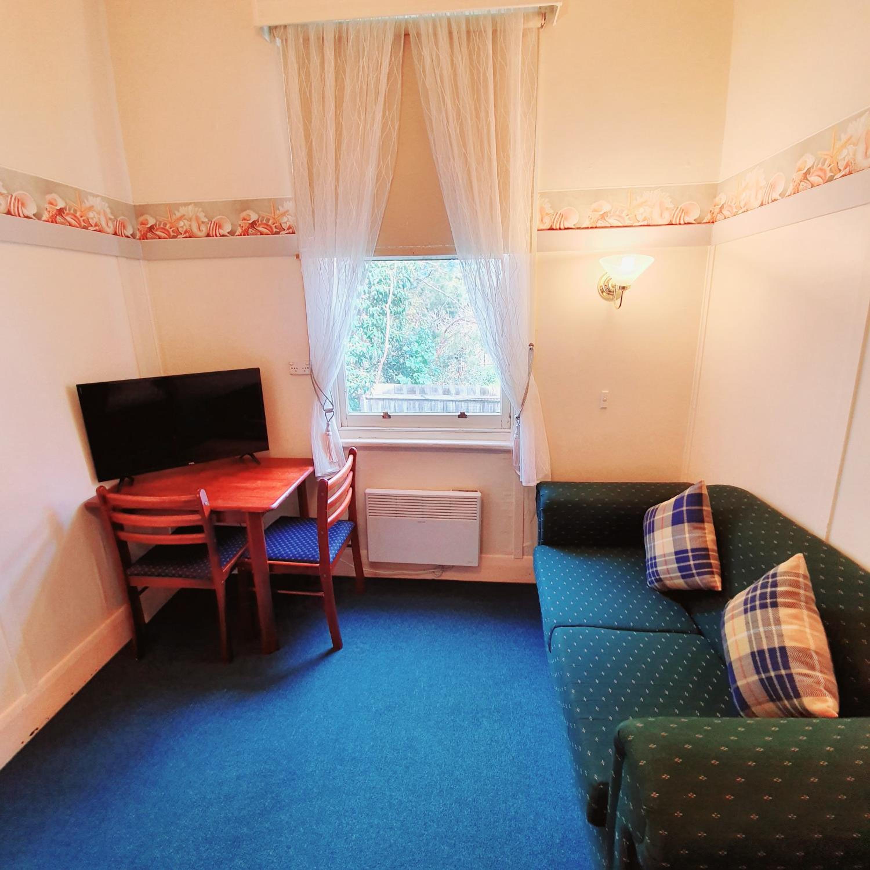 Family Room with Garden View - Photo 4