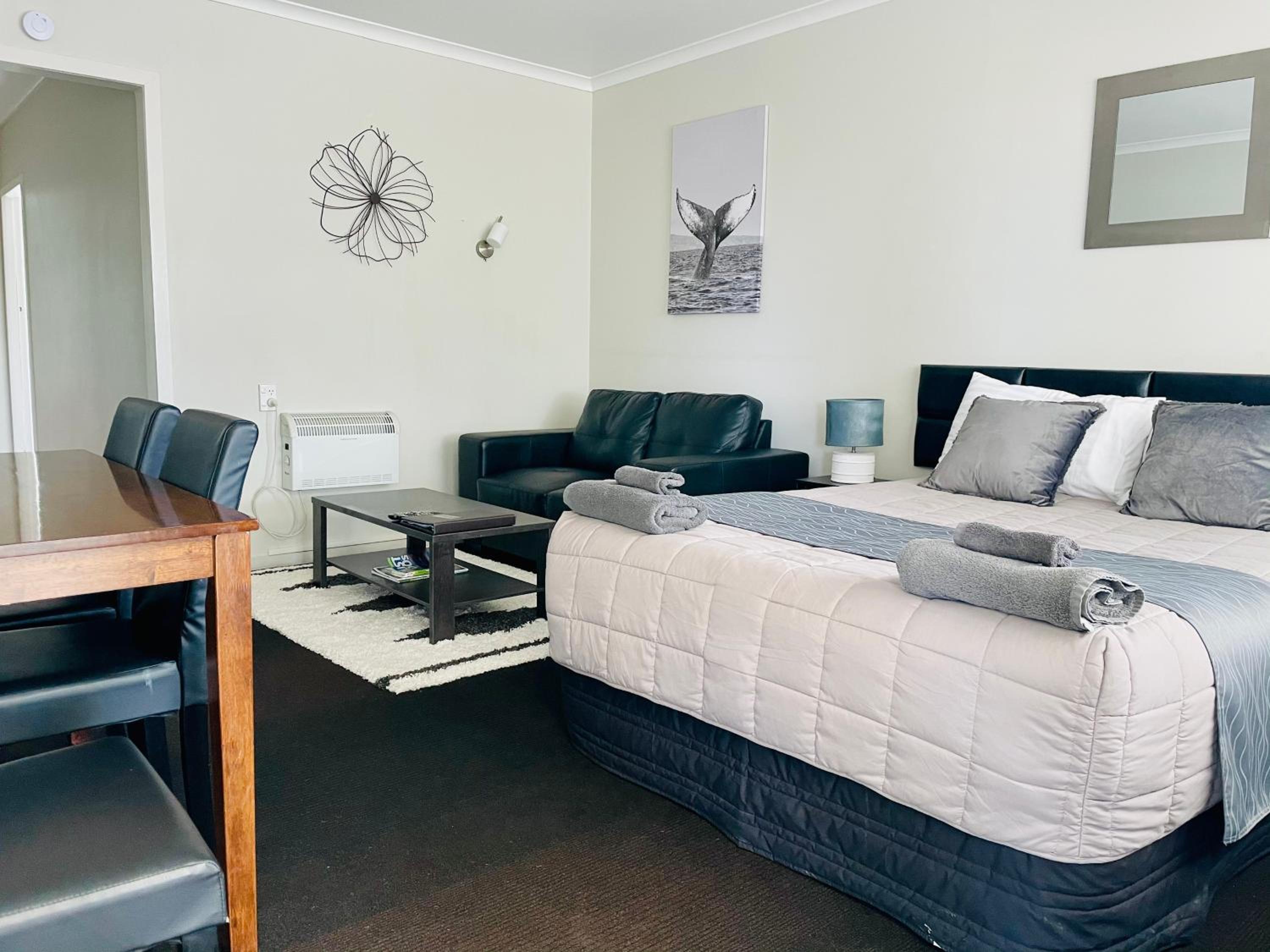 One-Bedroom Suite - Photo 3