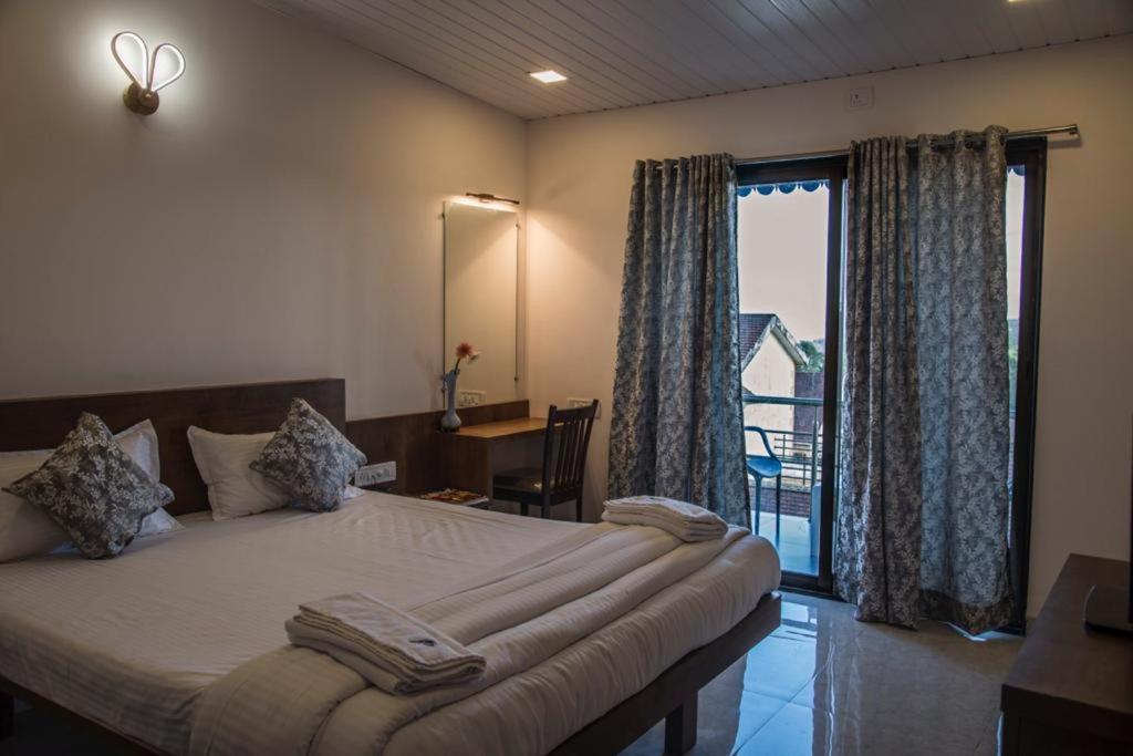 Deluxe Double Room with Balcony - Photo 5