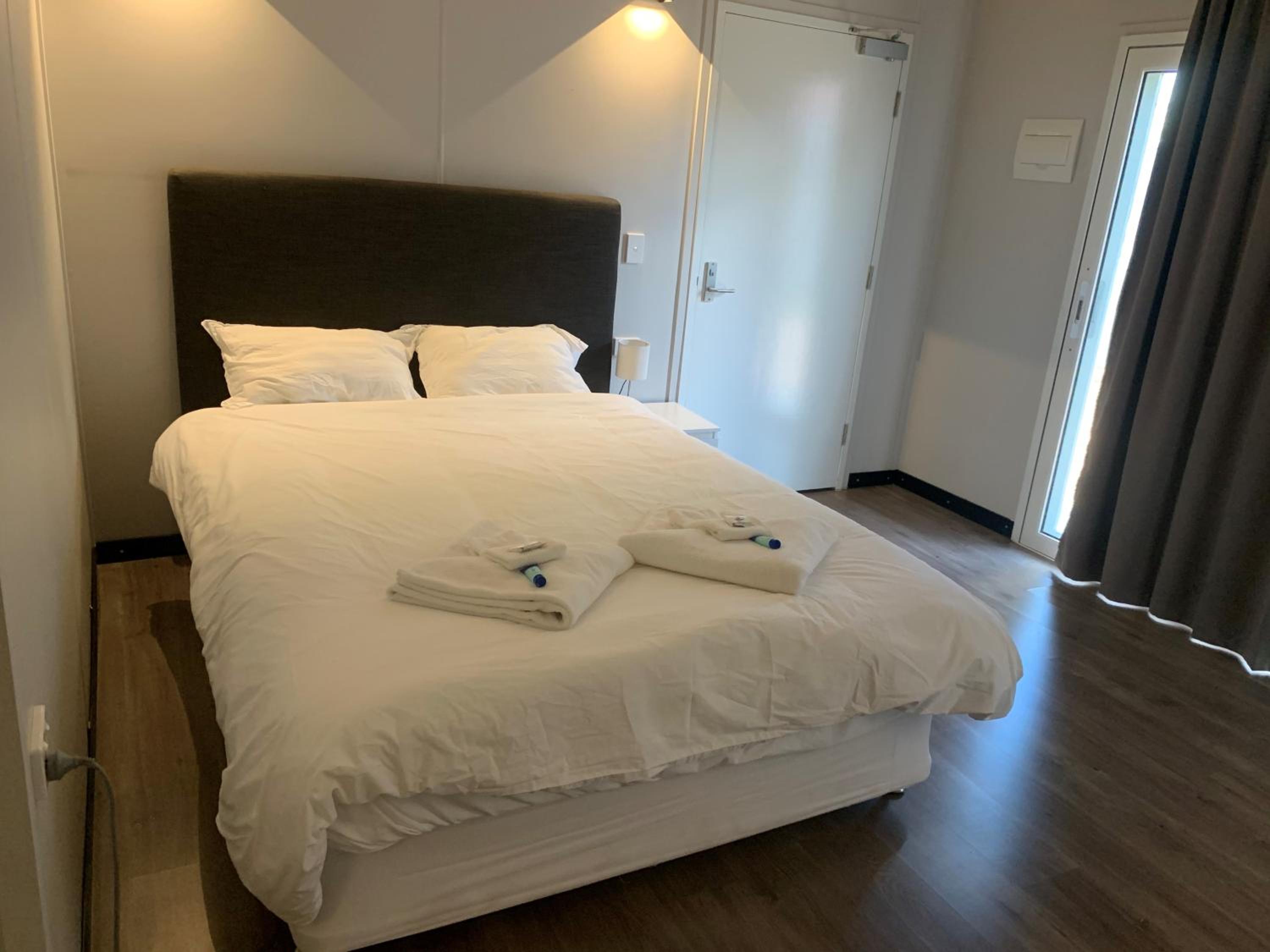 Double or Twin Room with Lake View - Photo 1