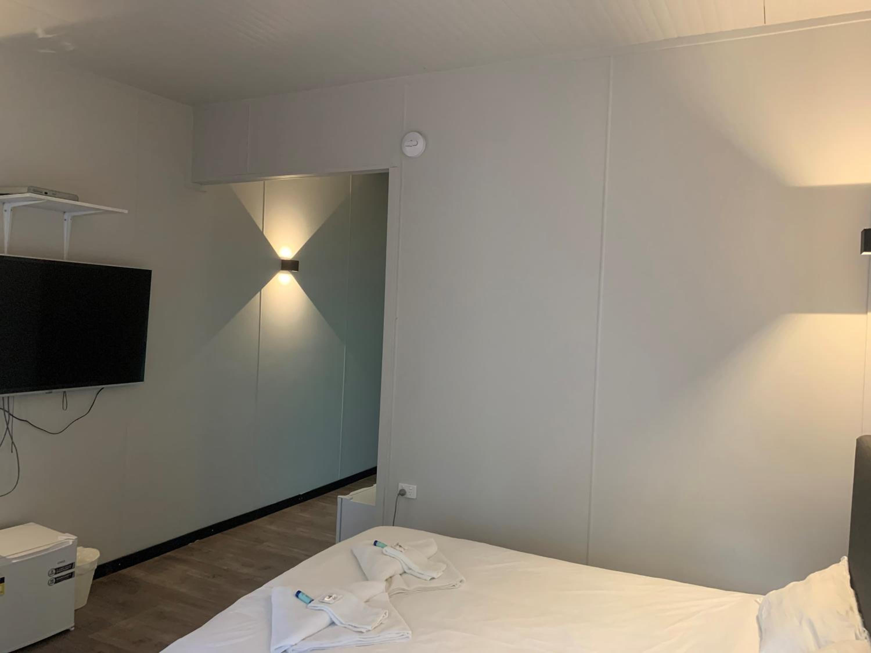 Double or Twin Room with Lake View - Photo 5