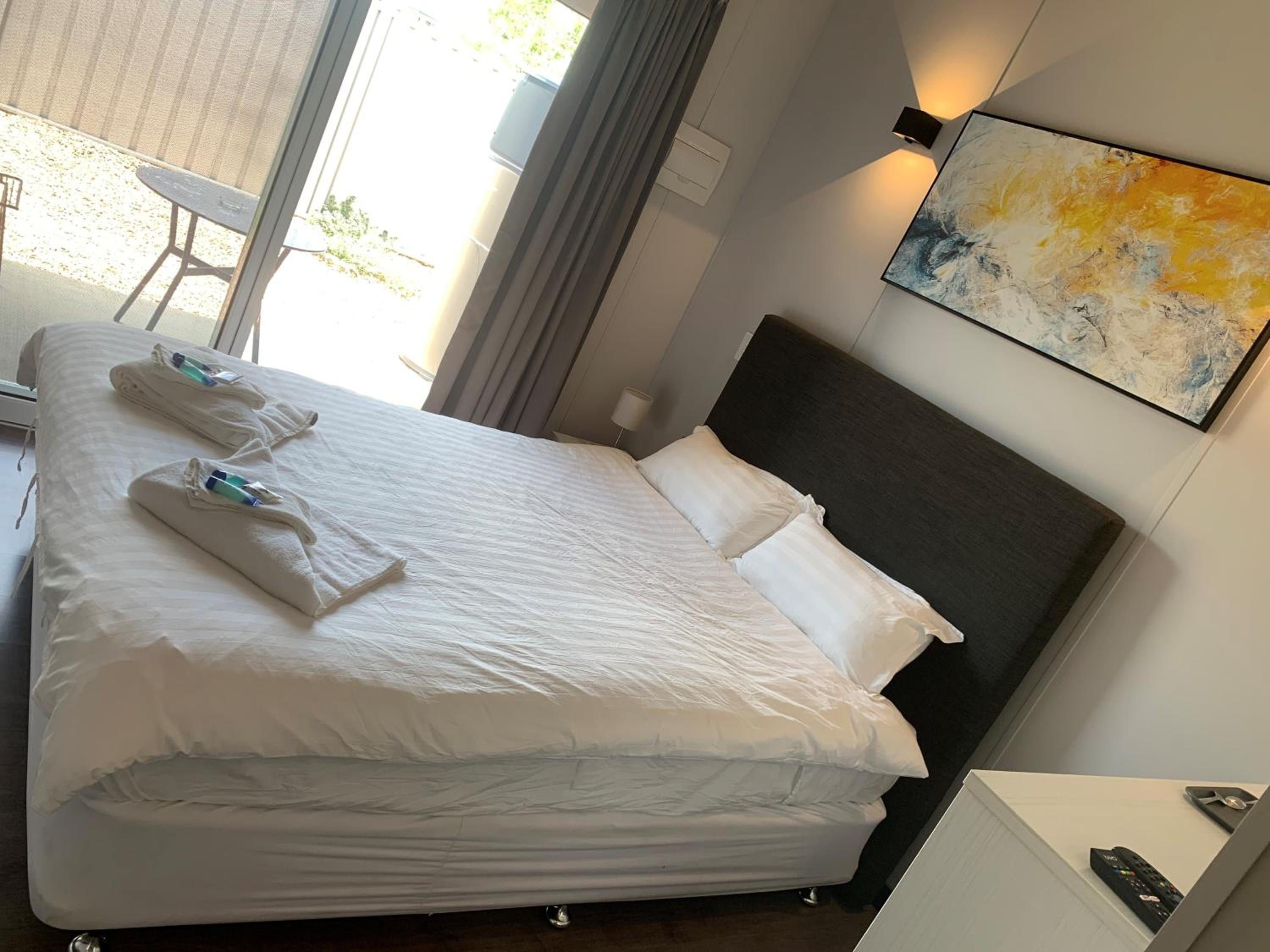 Double or Twin Room with Lake View - Photo 4