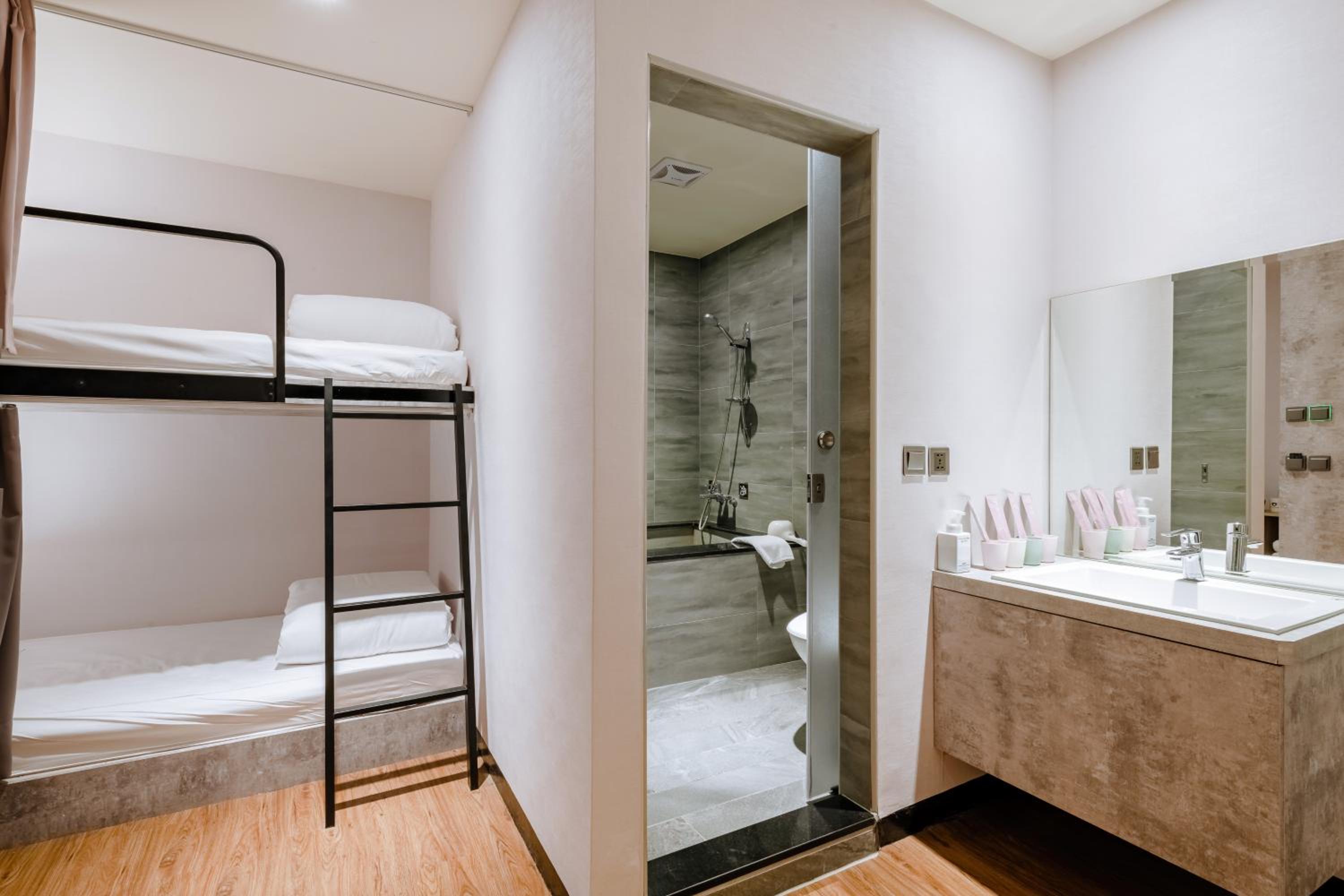 Quadruple Room - No Window
