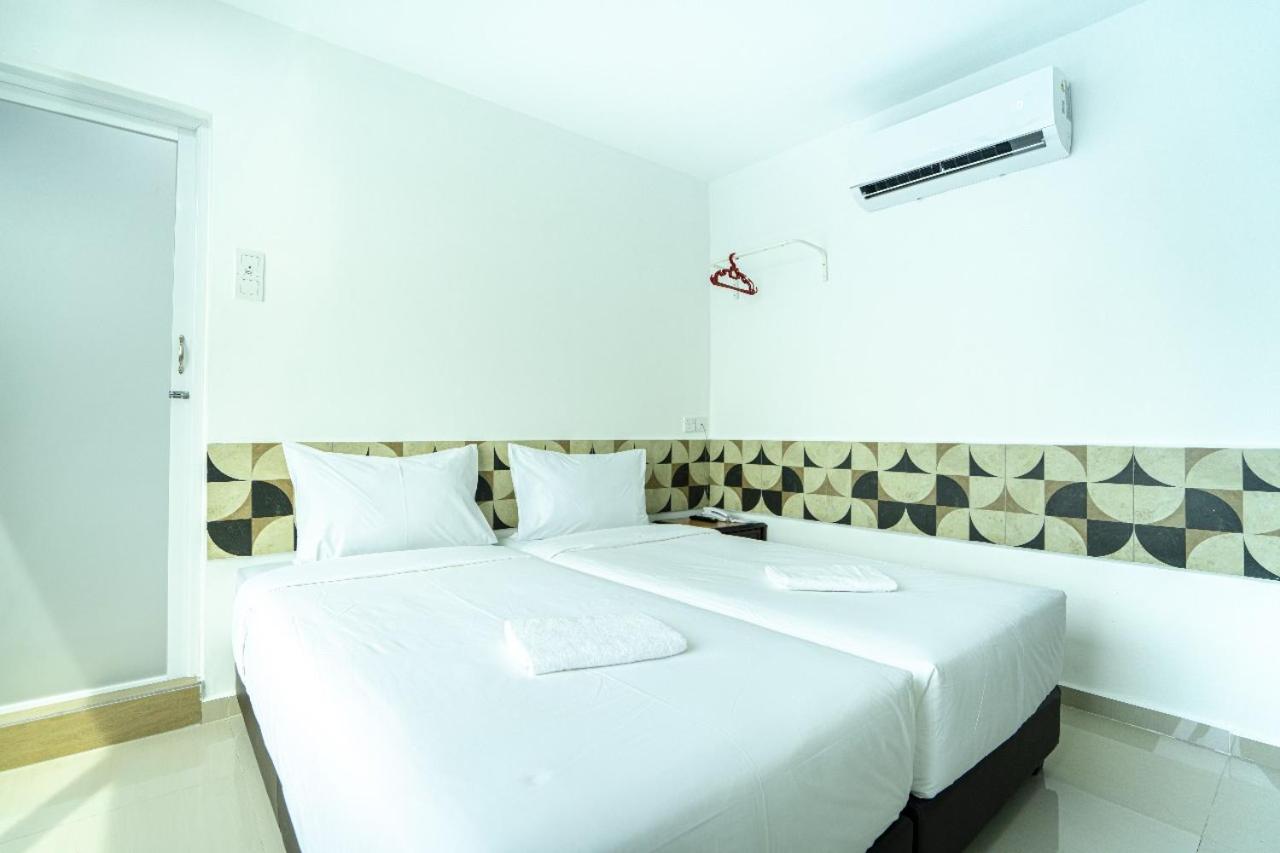 Standard Twin Room - Photo 4