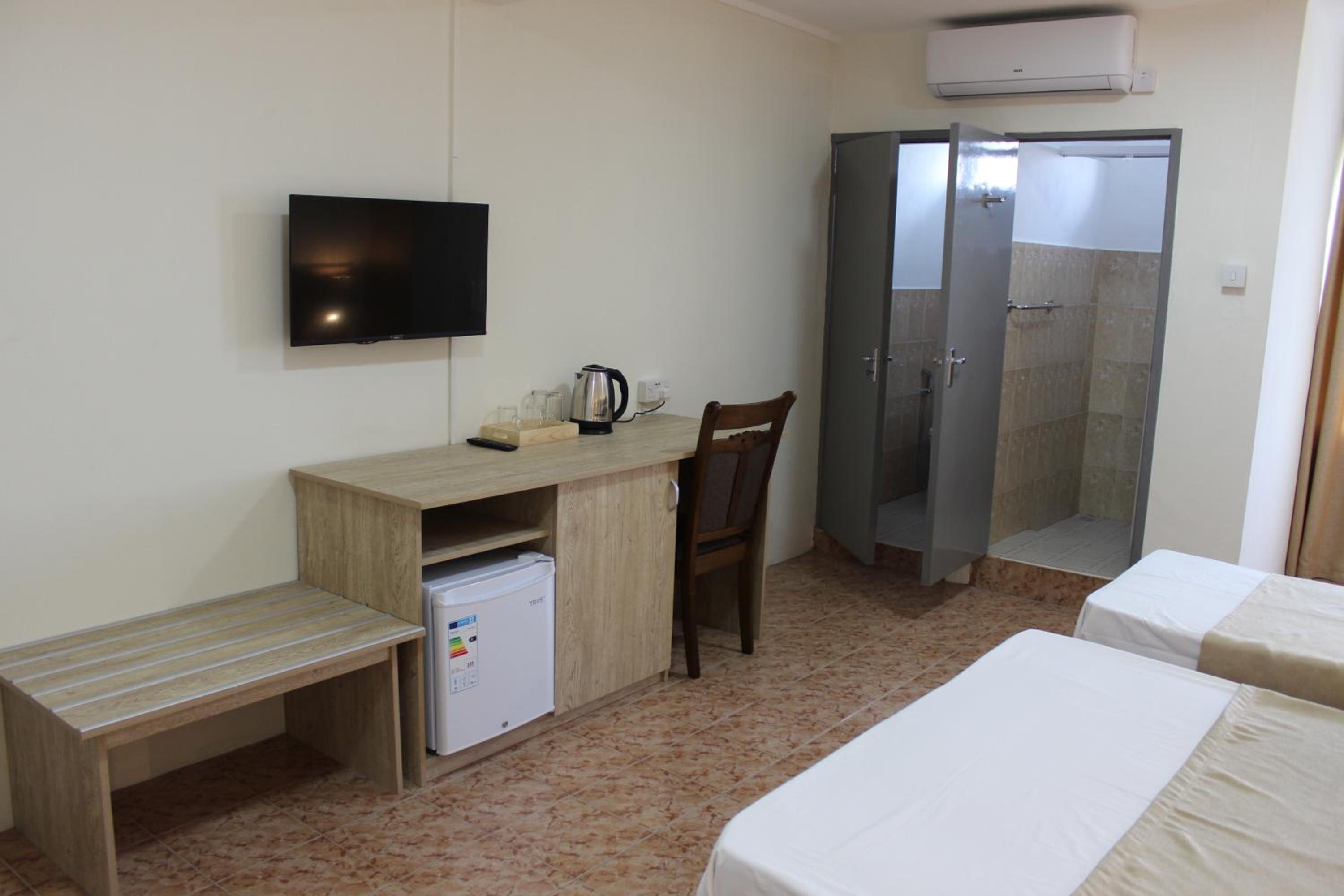 Family Room with Private Bathroom - Photo 4