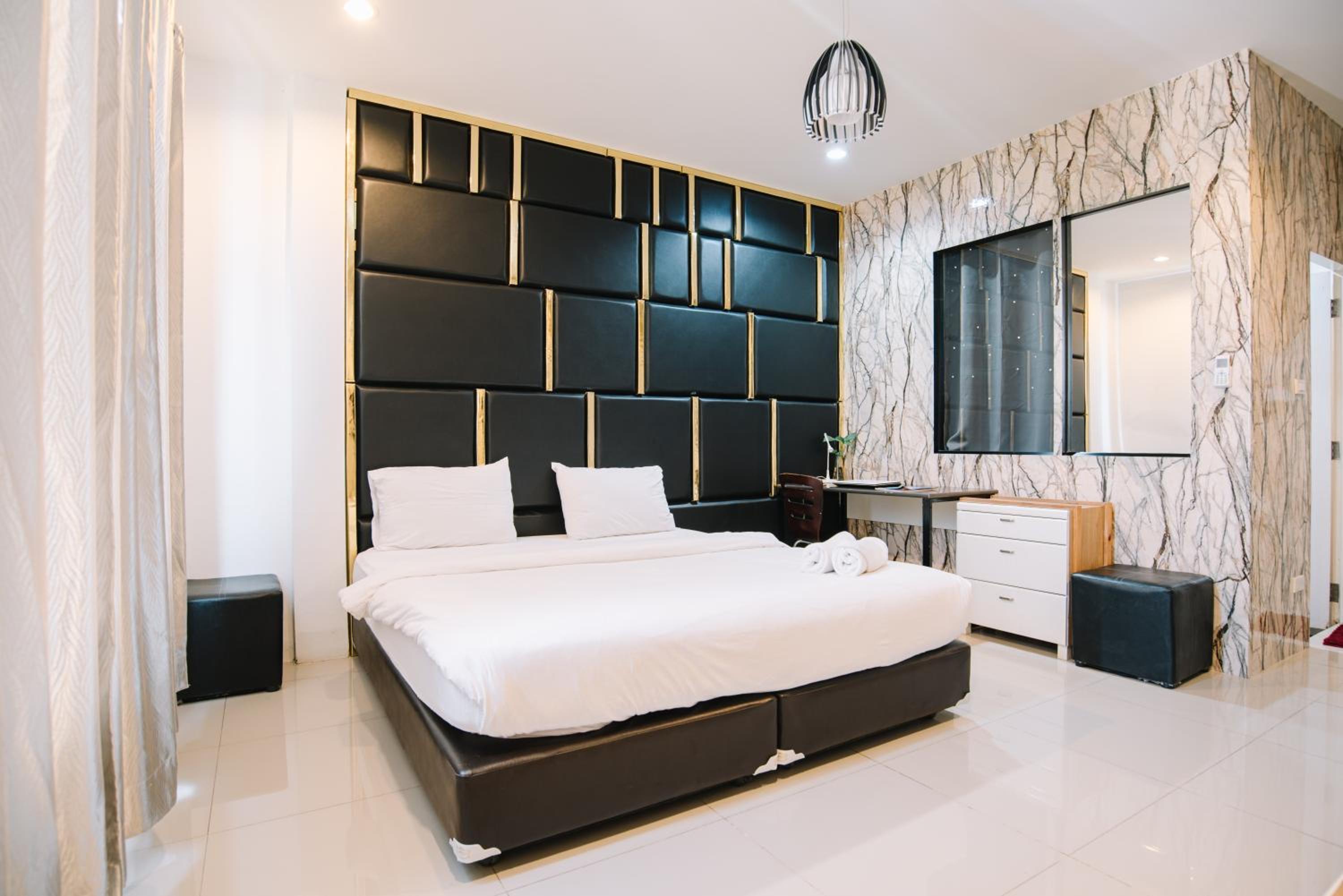 Deluxe King Room - Photo 3