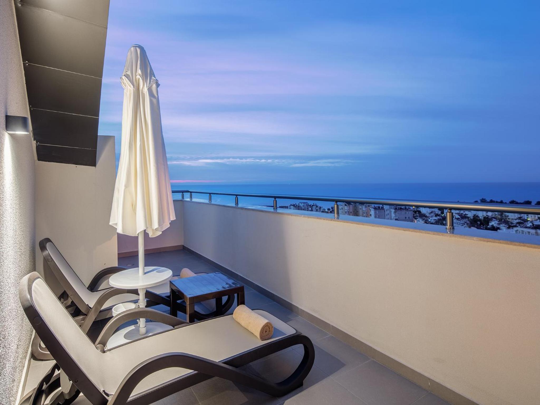 One-Bedroom Queen Suite with Sea View